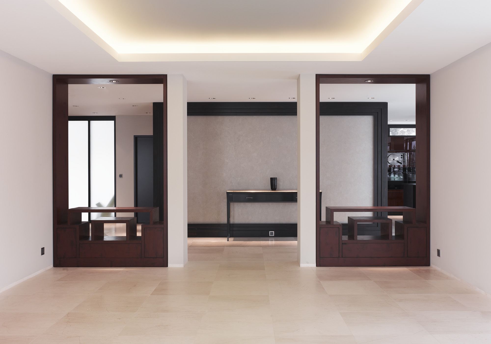Hall with two dark timber portals – Single-family house in Uitikon