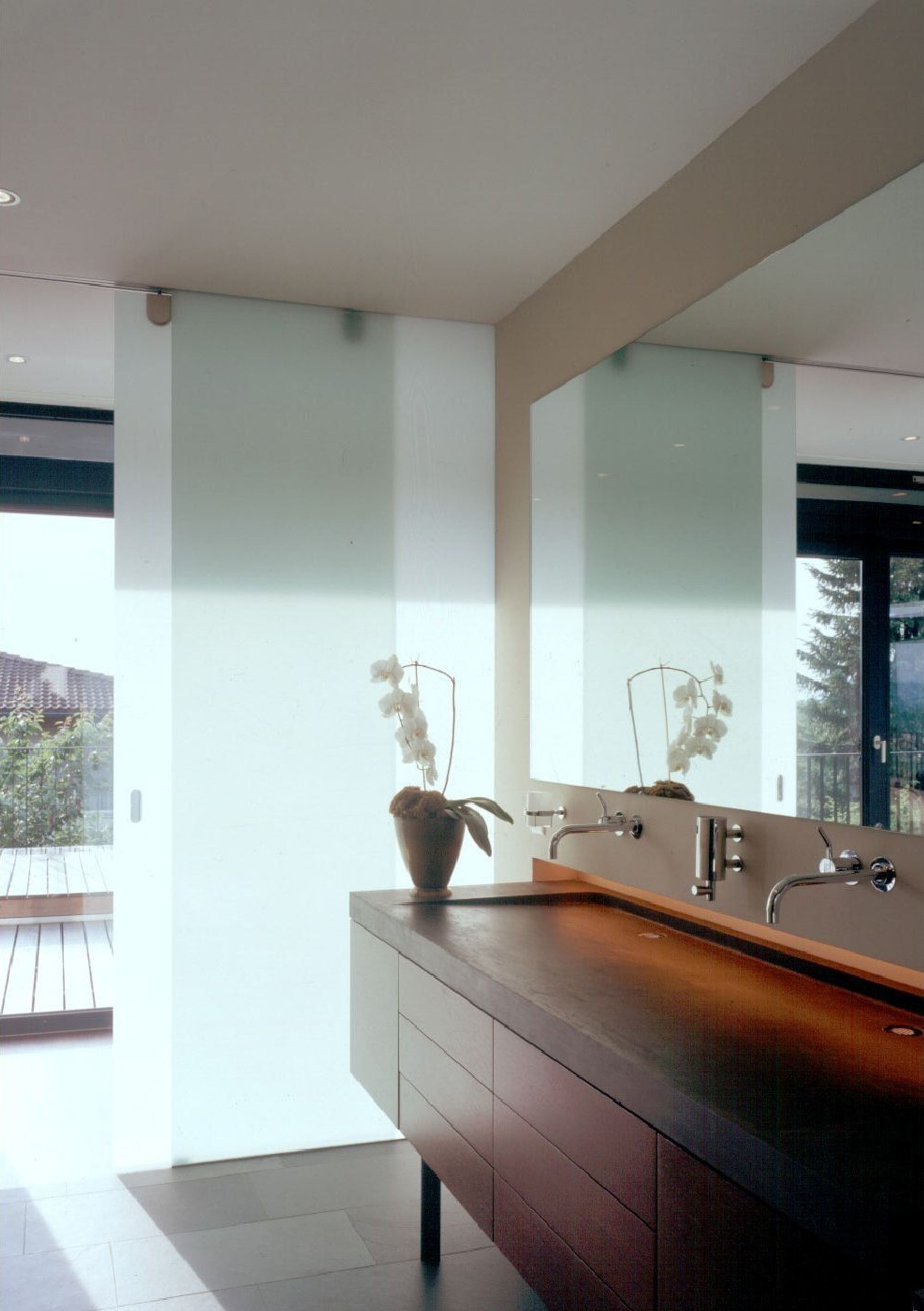 Vanity with timber base and mirror – Single-family house in Uitikon