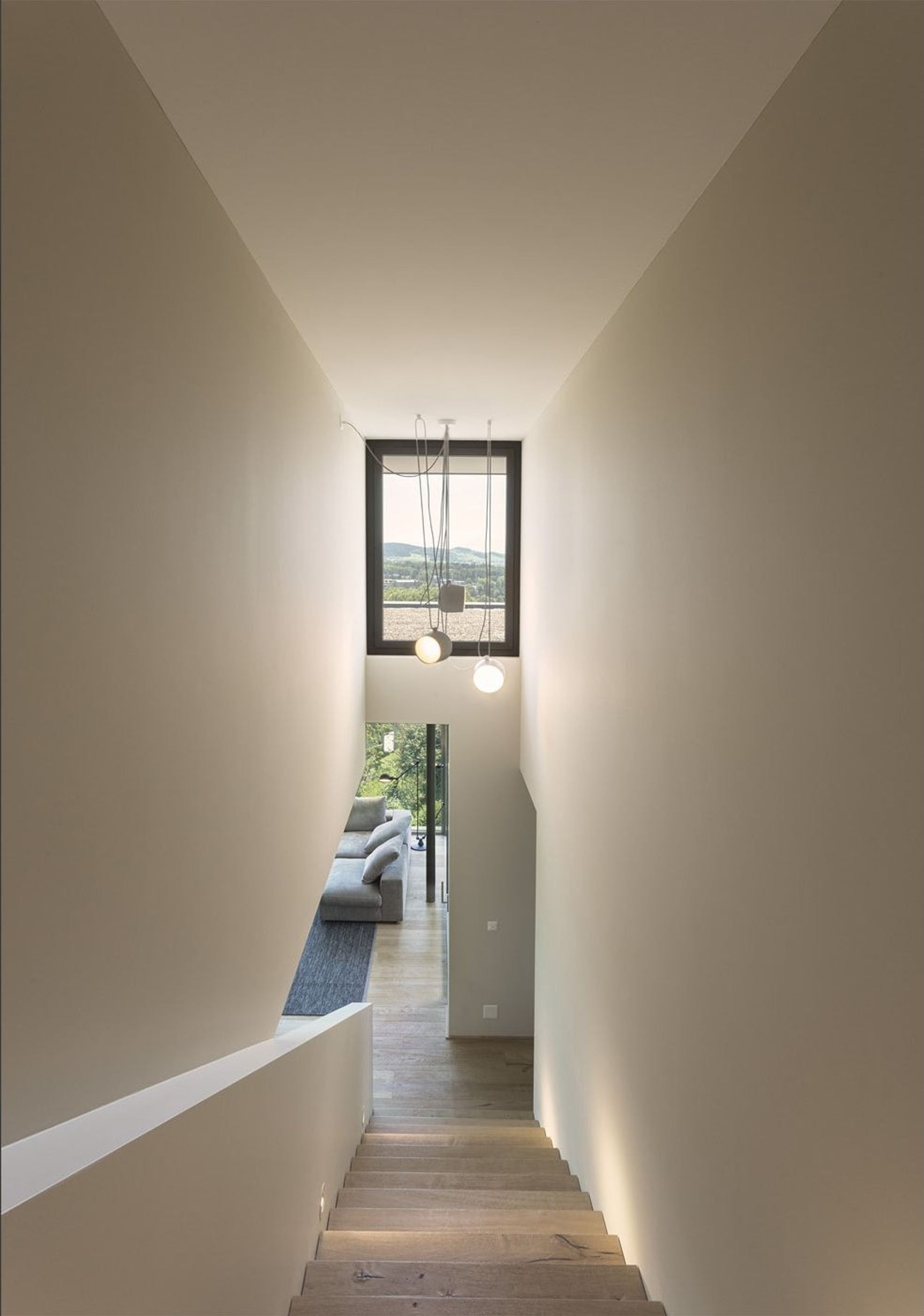 Narrow stairwell with window – Single-family house in Uitikon