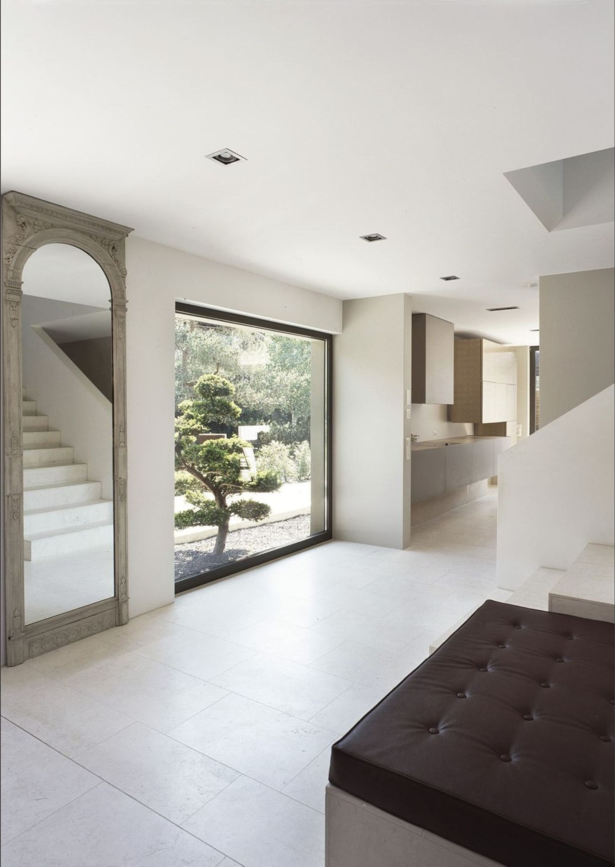 Hallway with bench and view of the pine – Single-family house in Uitikon