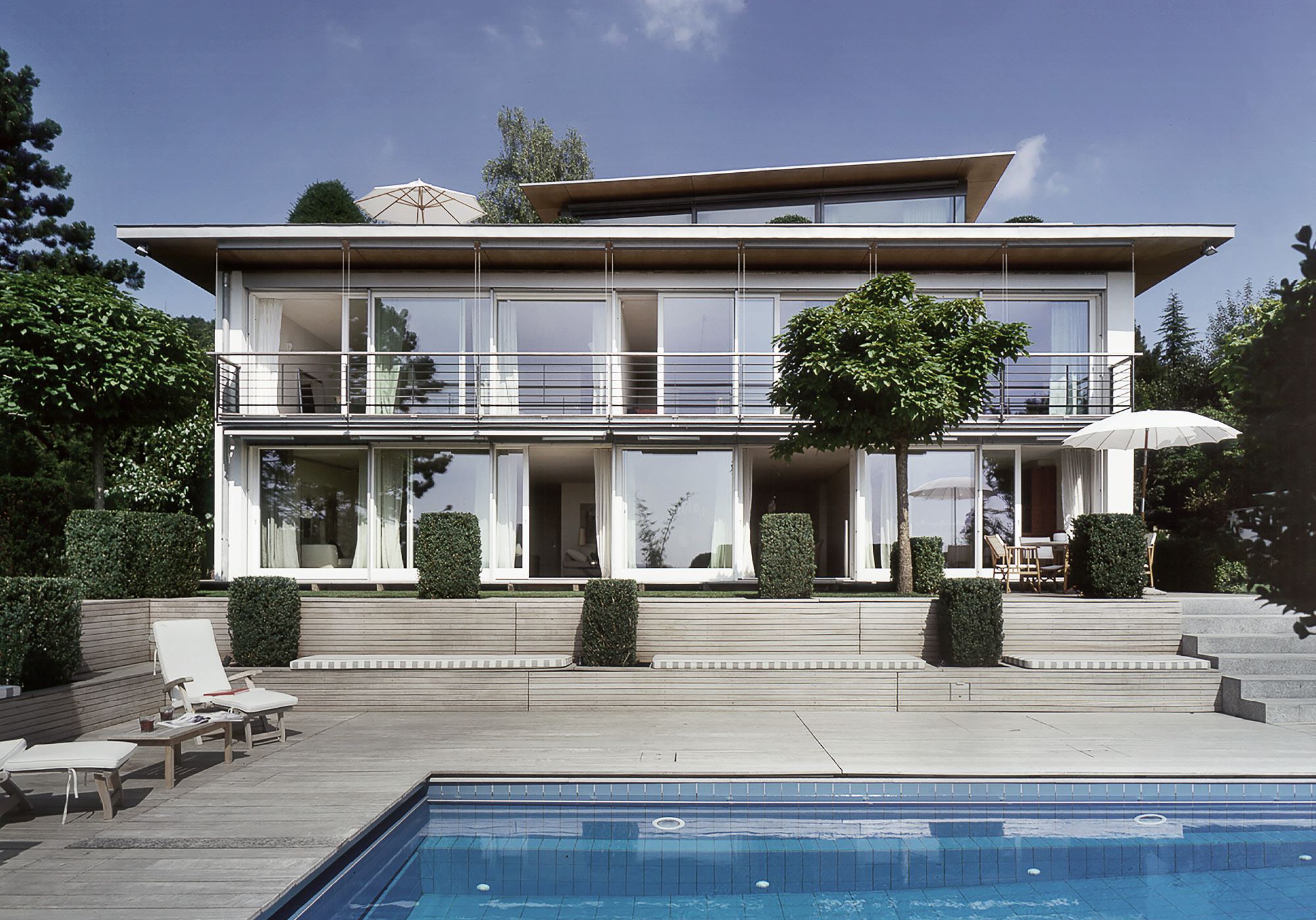 House with pool and parasols – Single-family house