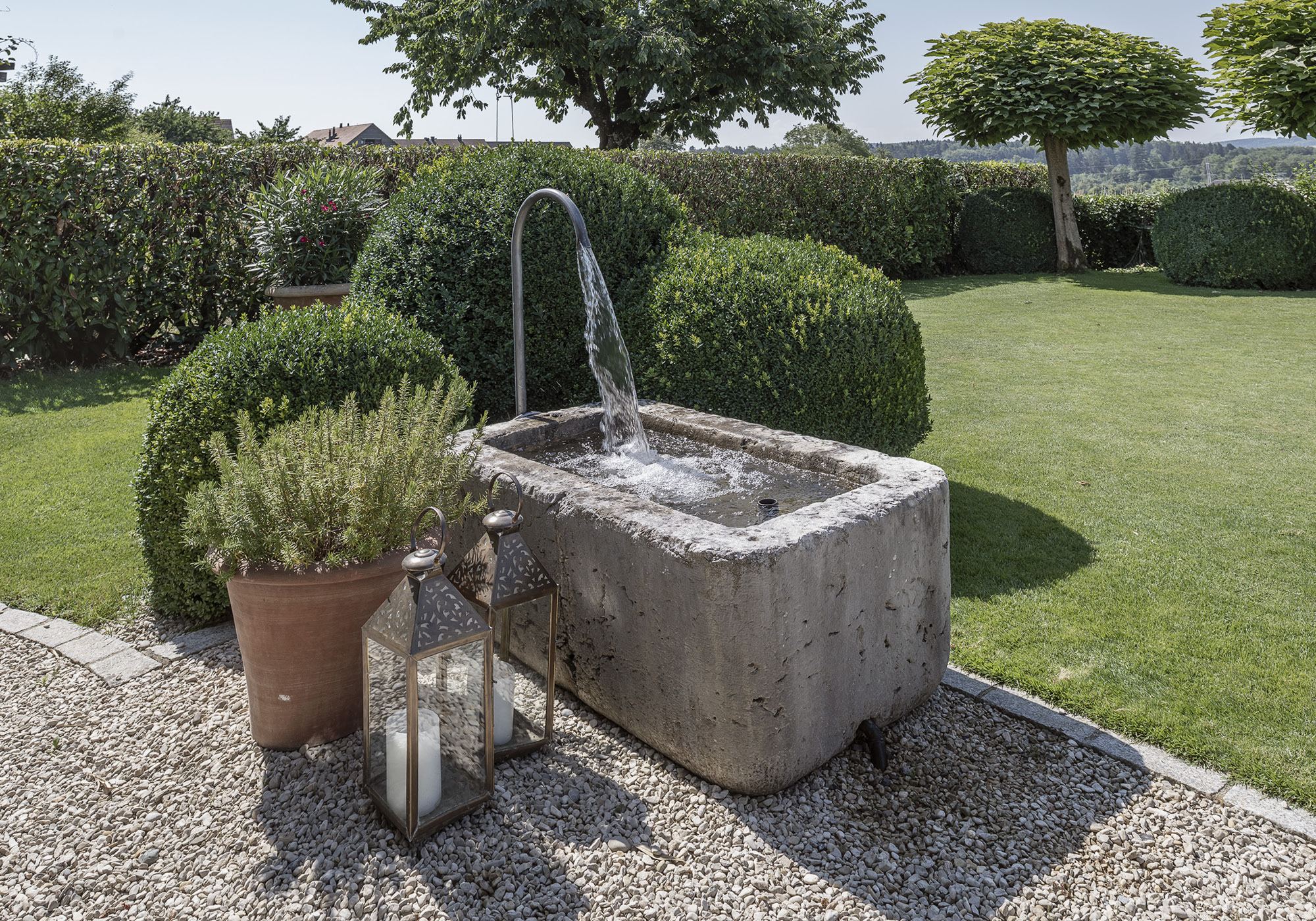 Stone fountain with topiary in the garden – Single-family house in Uitikon