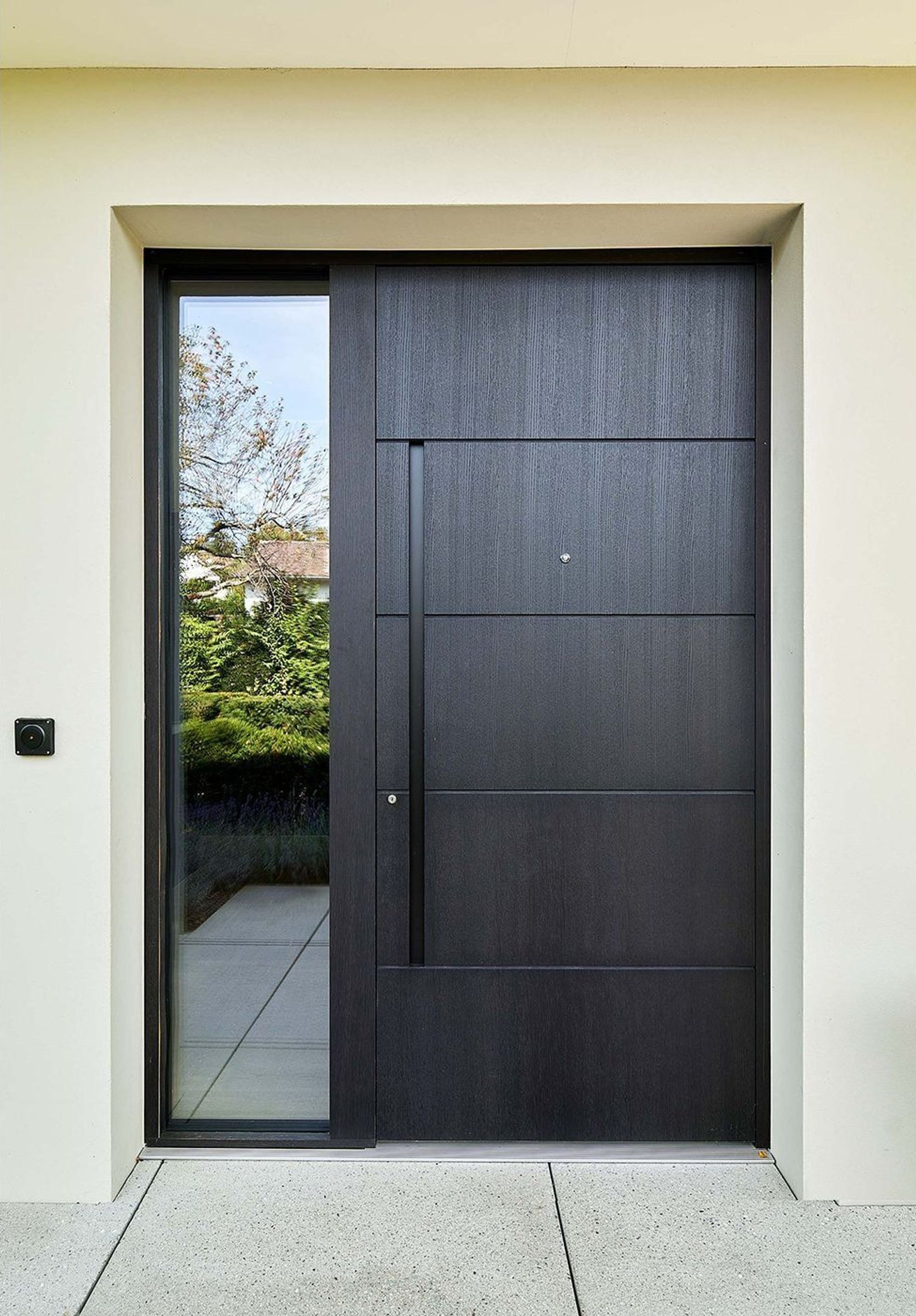 Dark front door with side light – Interiors and landscape, Zumikon