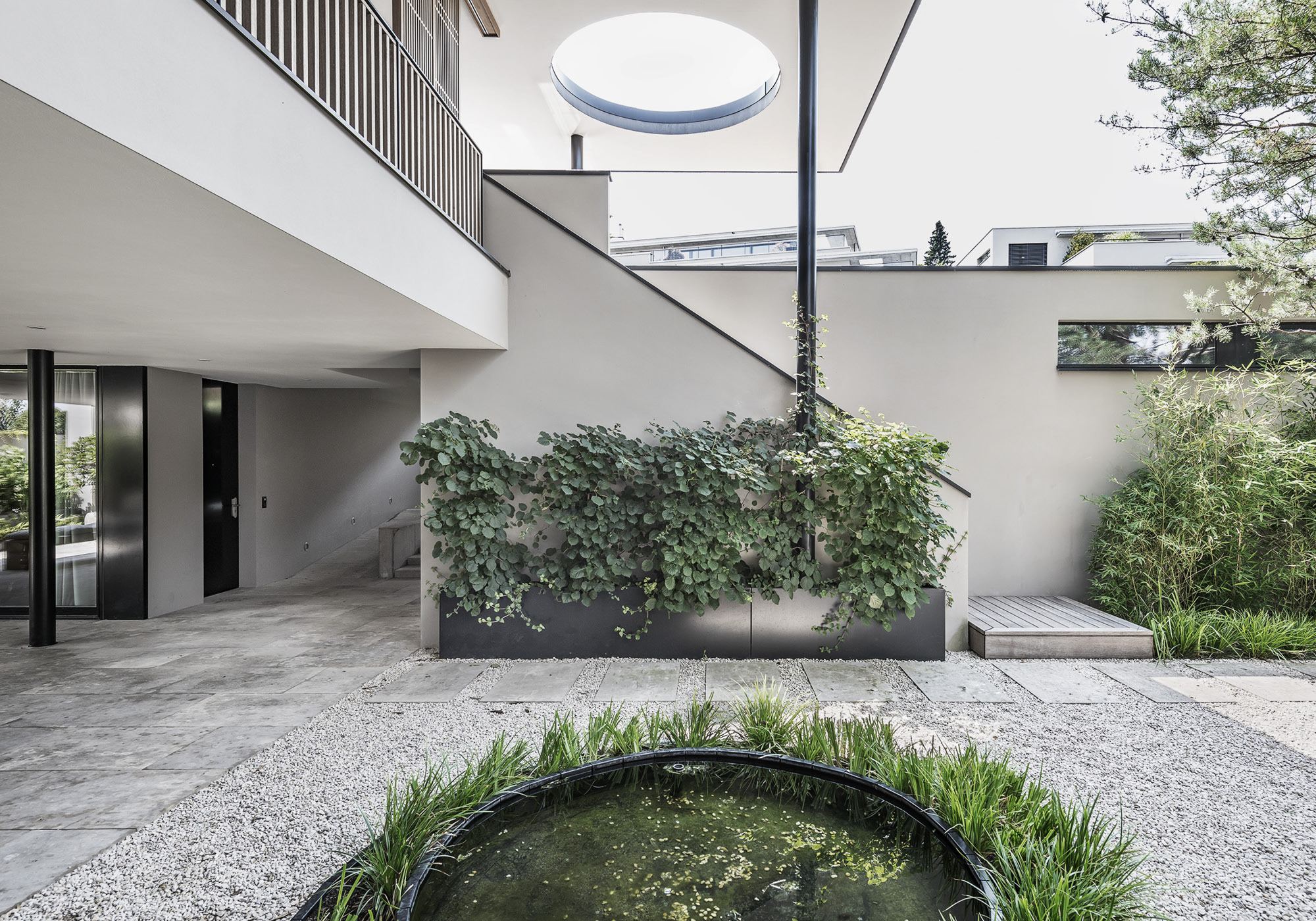 Courtyard with circular roof light and water basin – Single-family house in Schindellegi