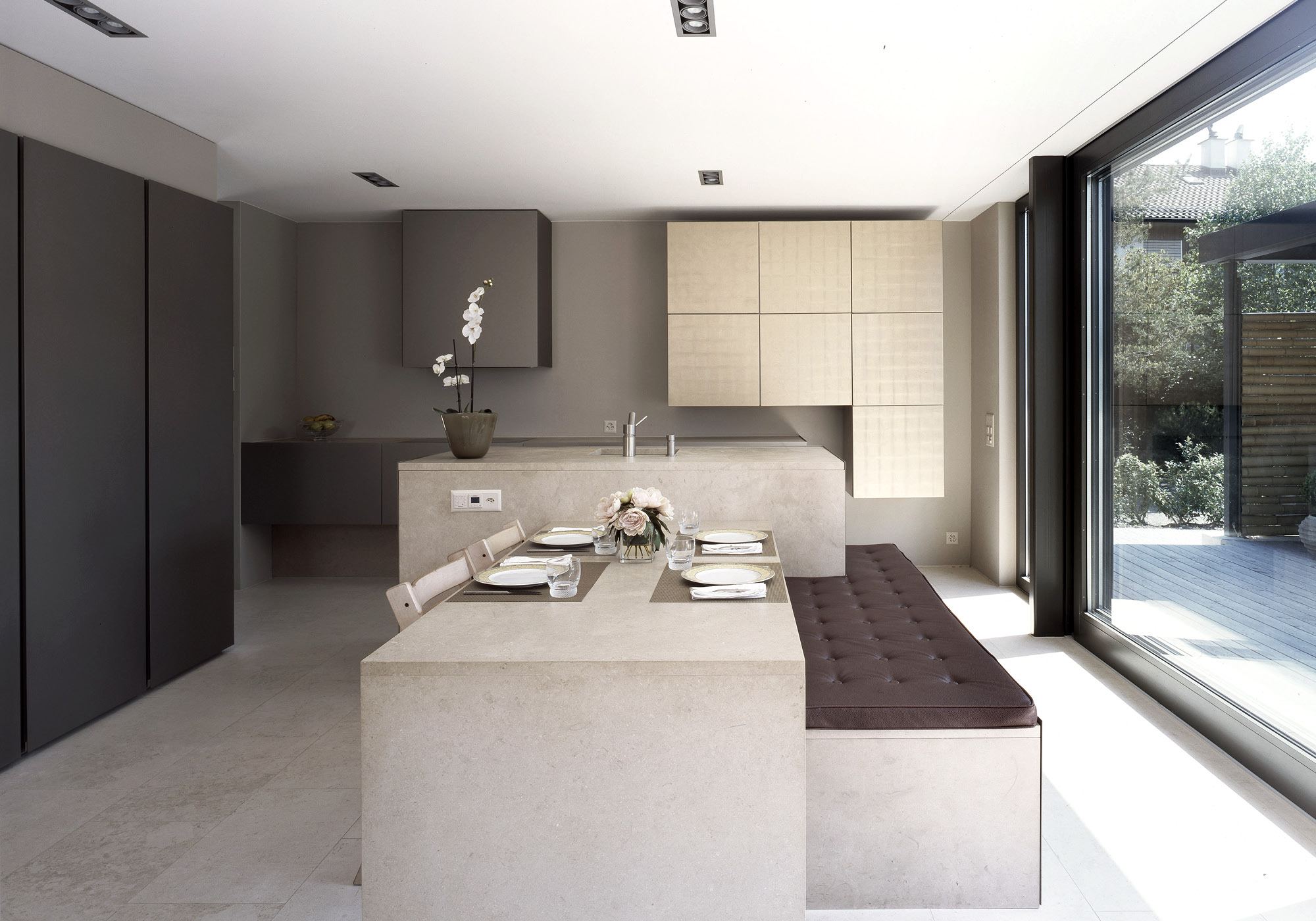 Island with dining table by the glass front – Single-family house in Uitikon