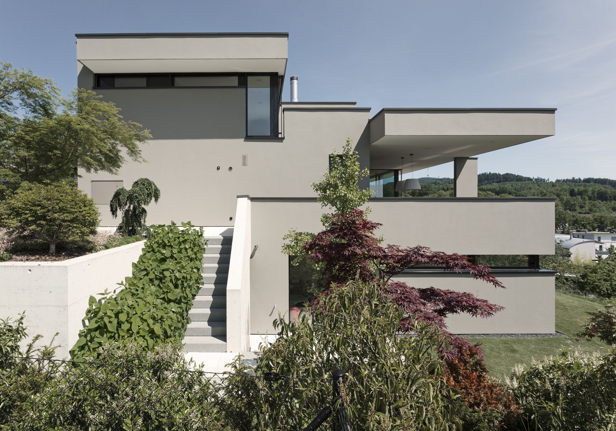 Terraced garden with outdoor stairs and maple – Single-family house in Uitikon