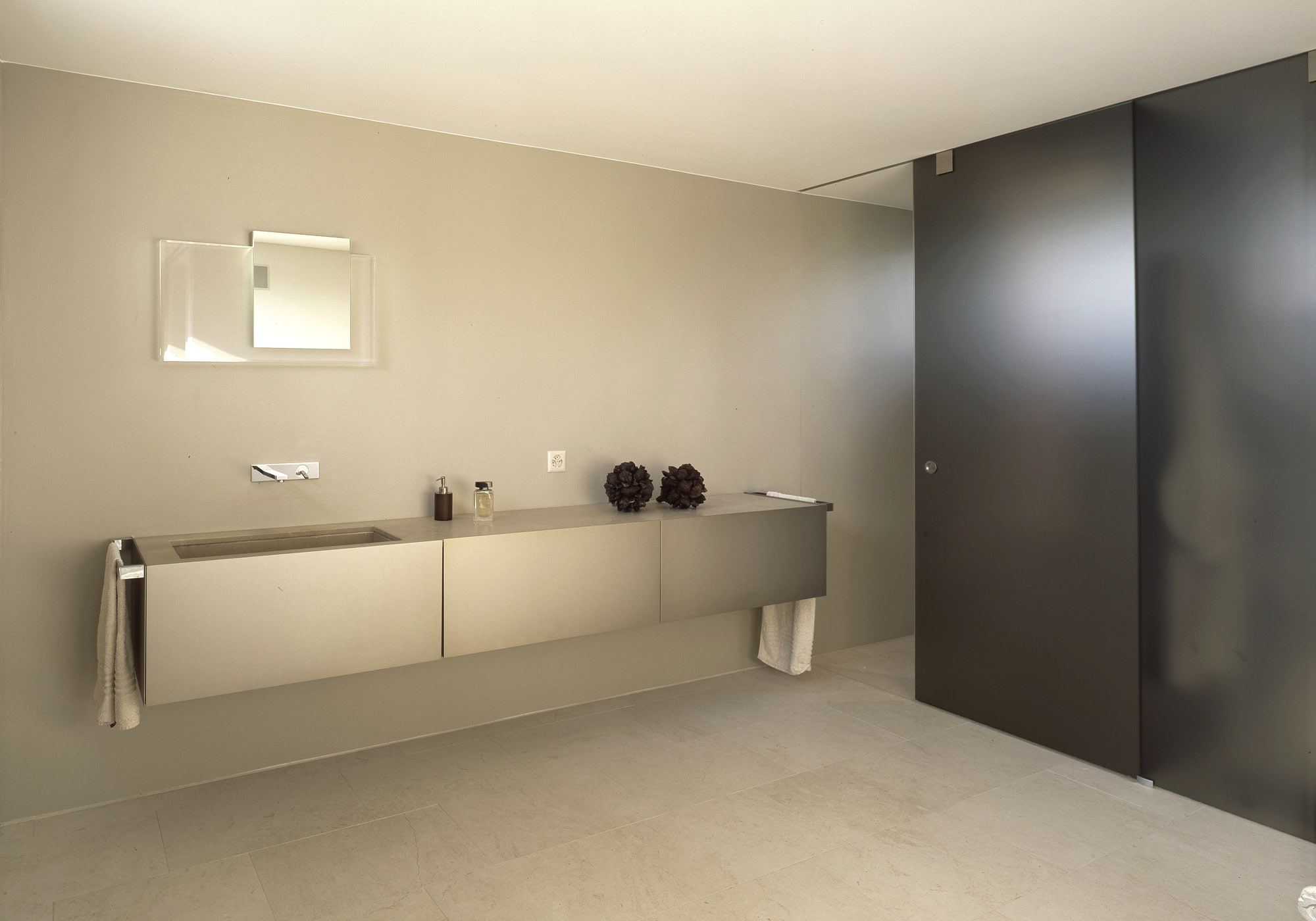 Bathroom with long vanity and dark sliding door – Single-family house in Uitikon