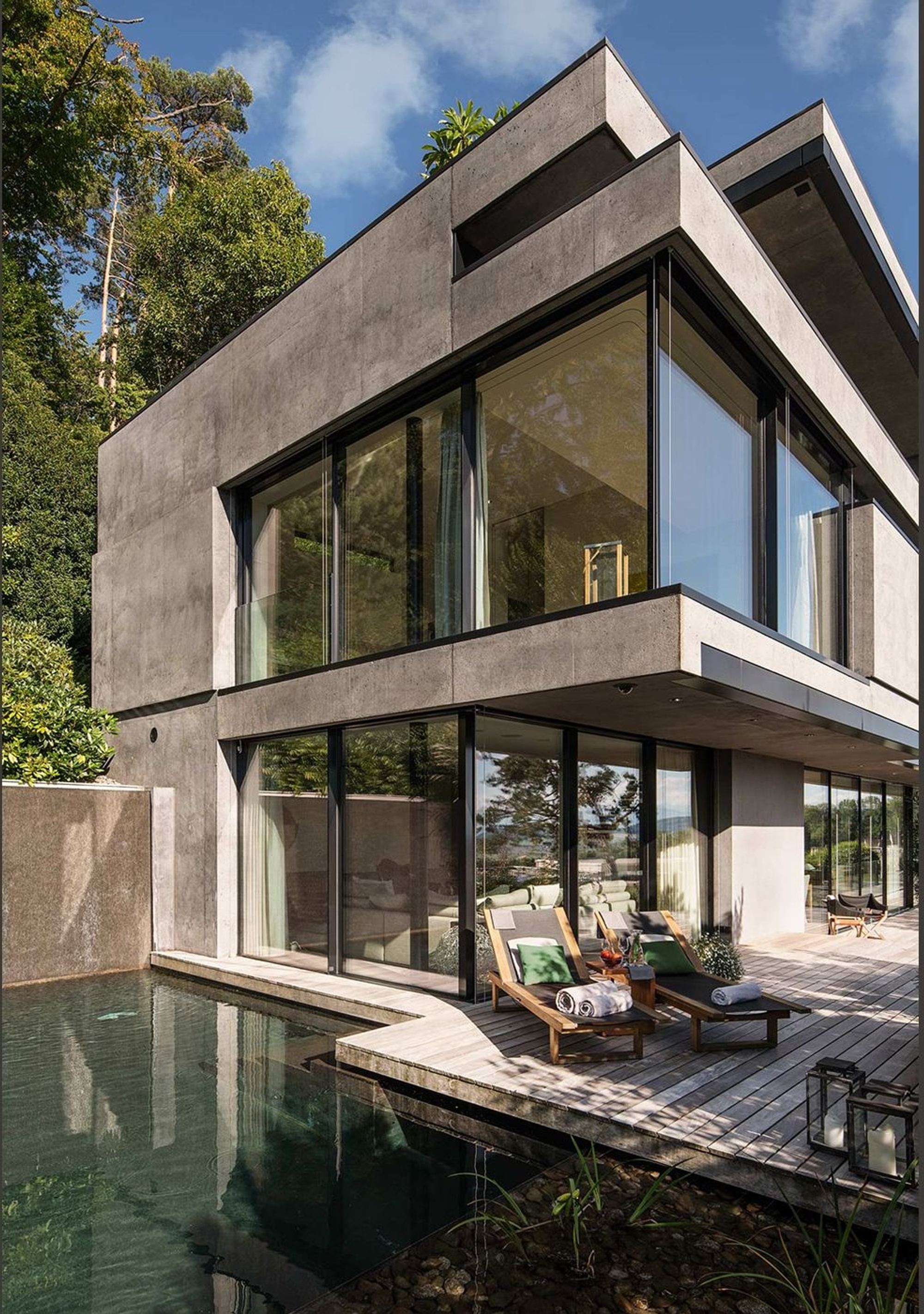 Exposed concrete corner with water basin – Single-family house in Uitikon
