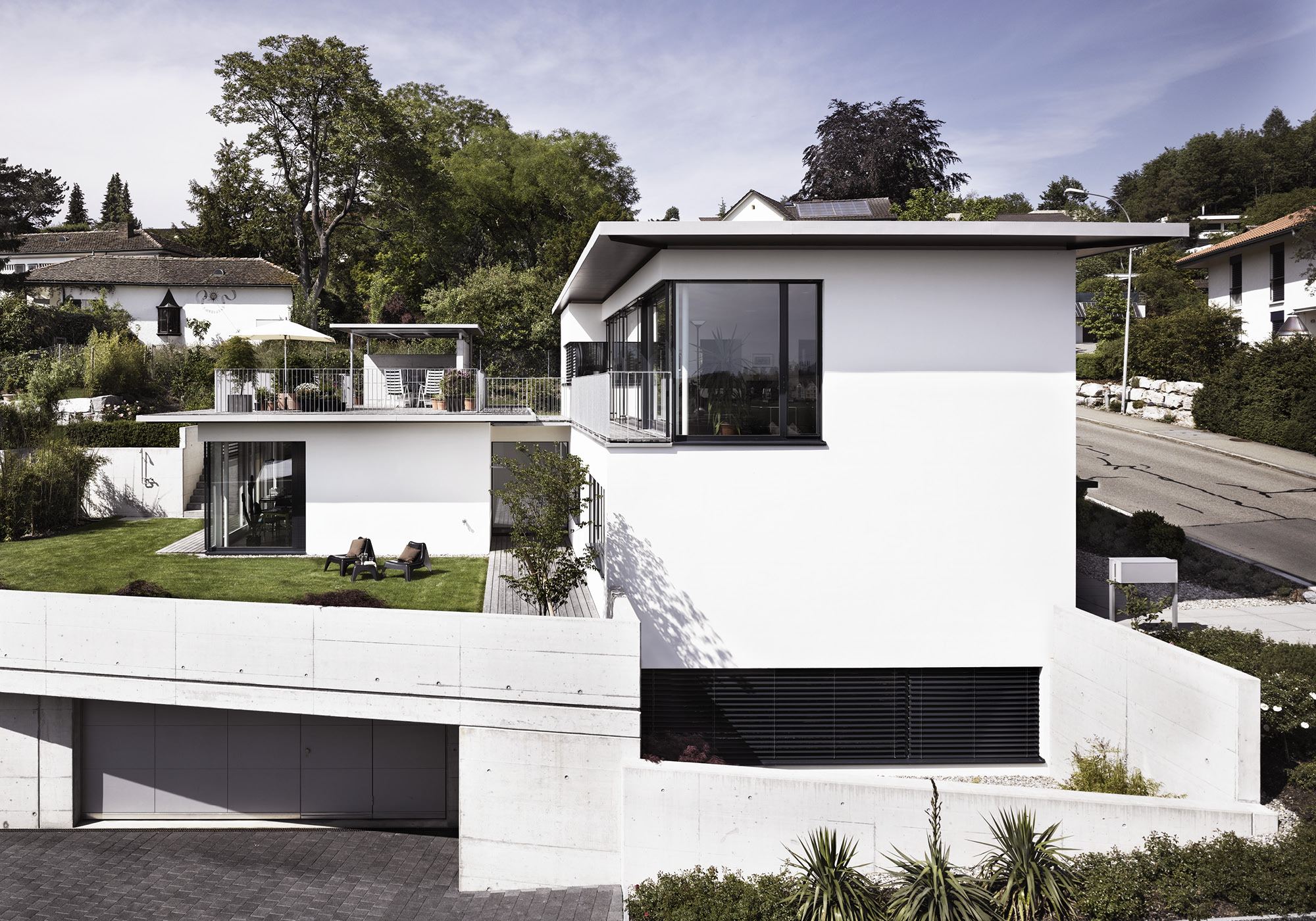 Corner of the house with garage and garden on the slope – Single-family house in Uitikon