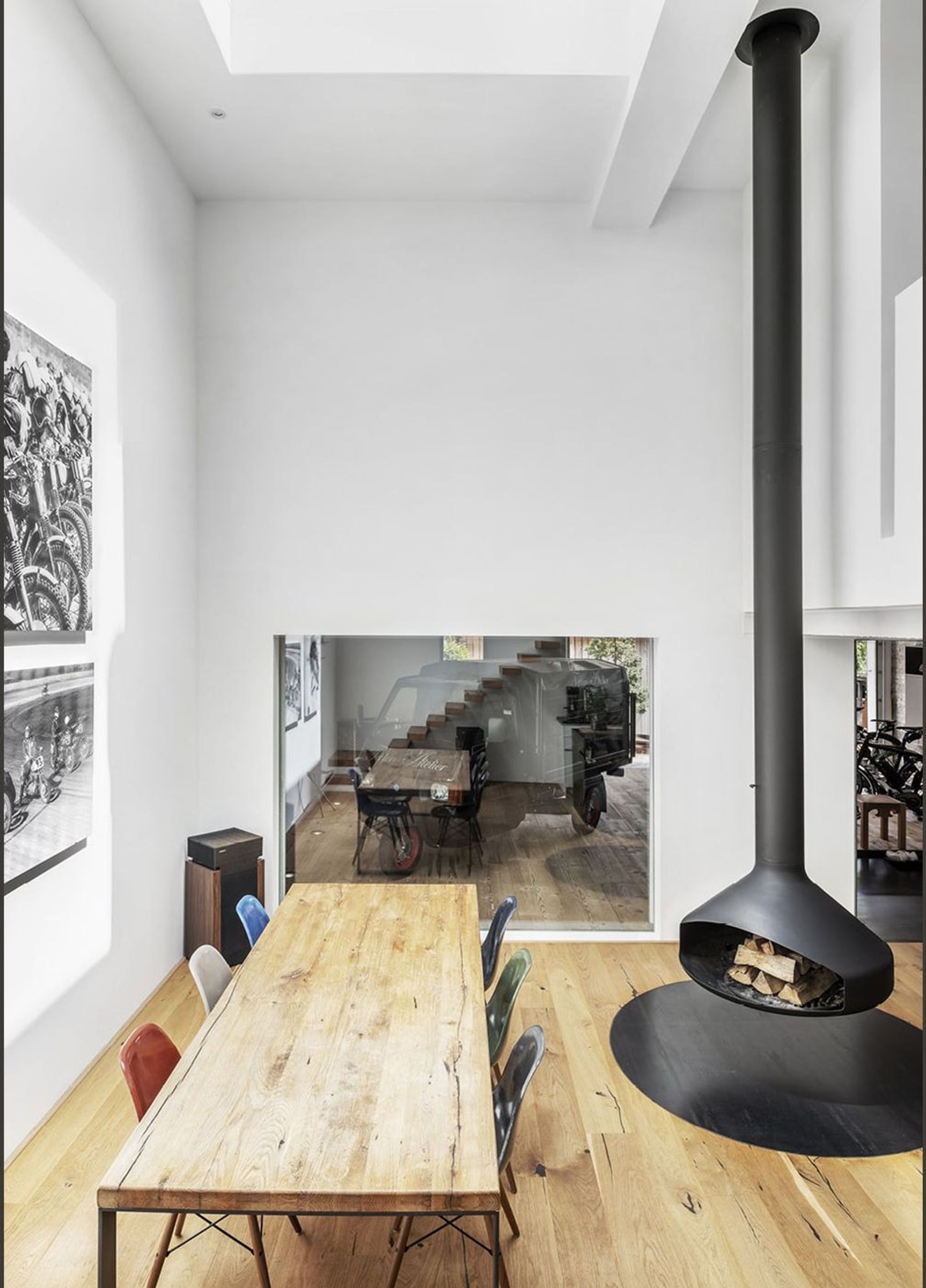 Double-height space with suspended fireplace and dining table – Interiors and landscape, Wohlen AG