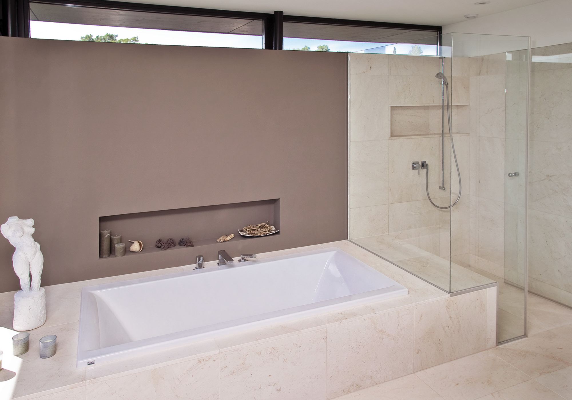 Bathroom with built-in bath and glass shower – Single-family house in Meilen