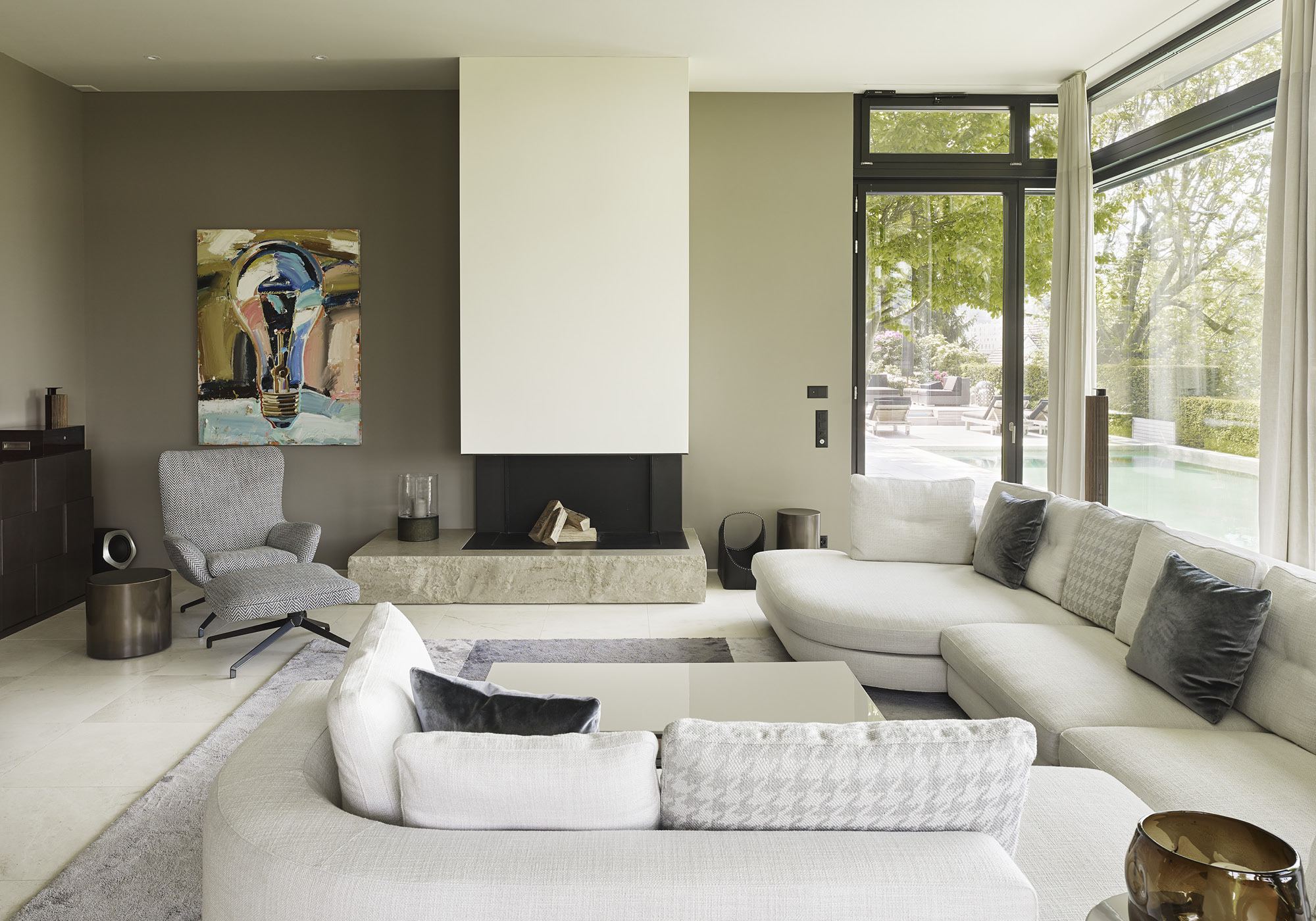 Living room with white corner sofa and fireplace – Single-family house in Uitikon