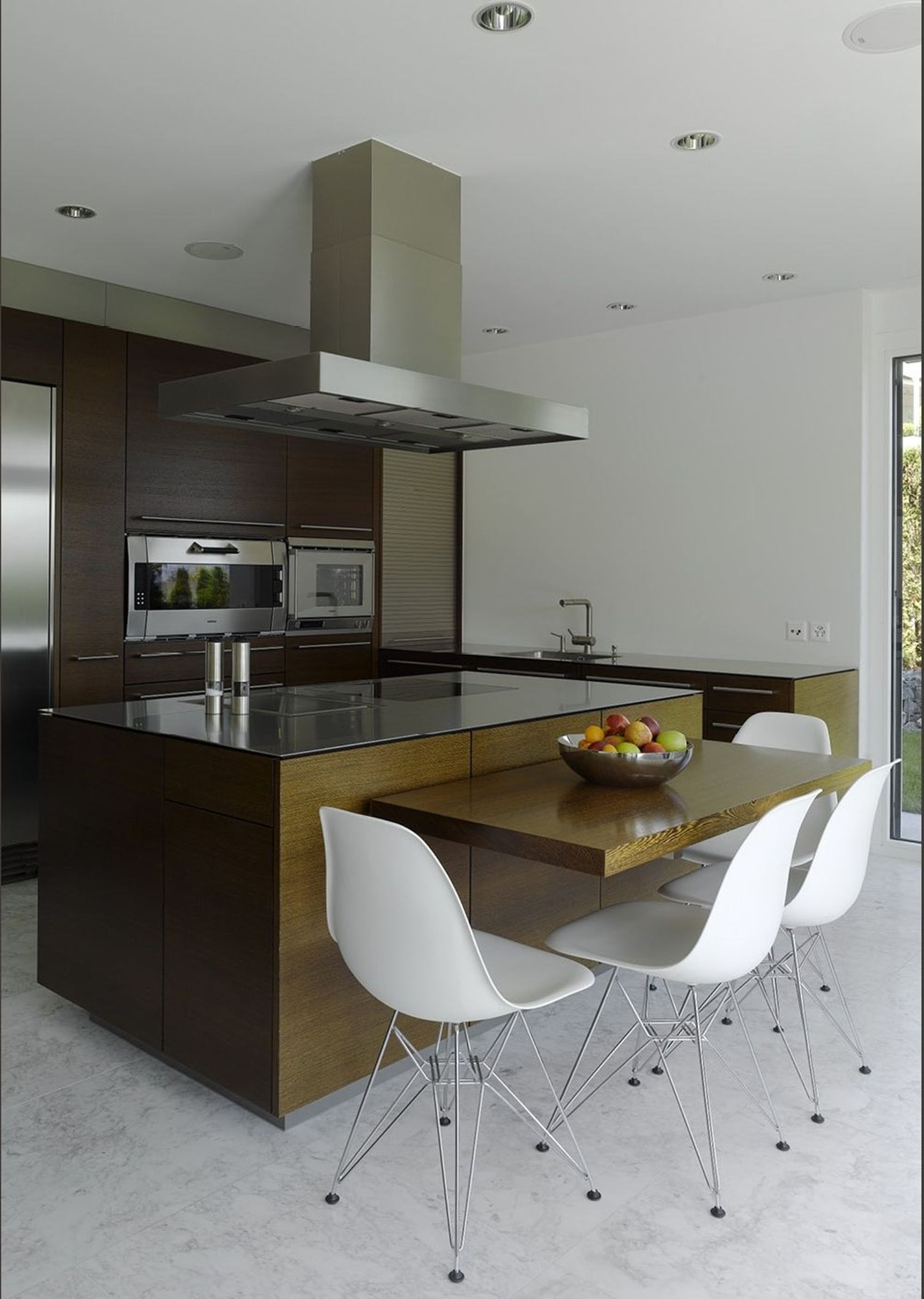 Kitchen with timber island and white chairs – Single-family house in Geroldswil