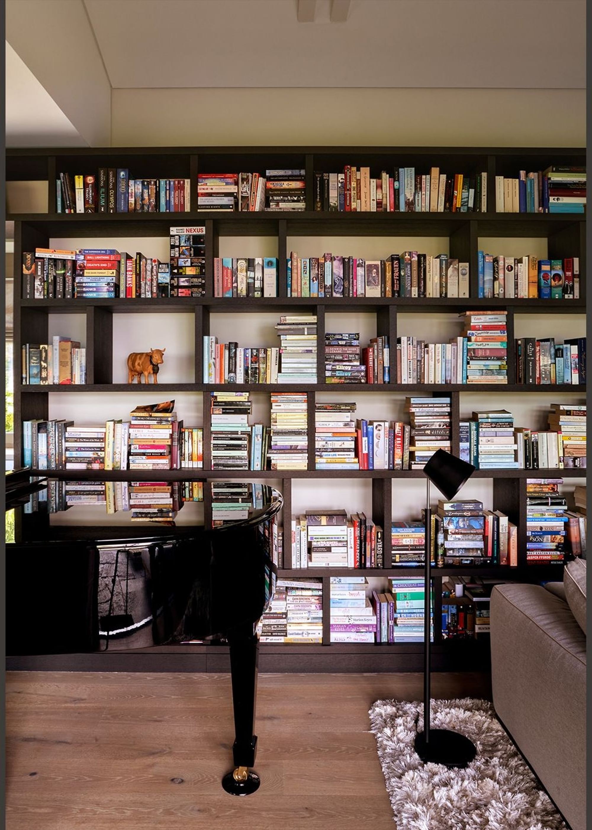 Library with floor-to-ceiling bookshelf – Interiors and landscape, Meilen