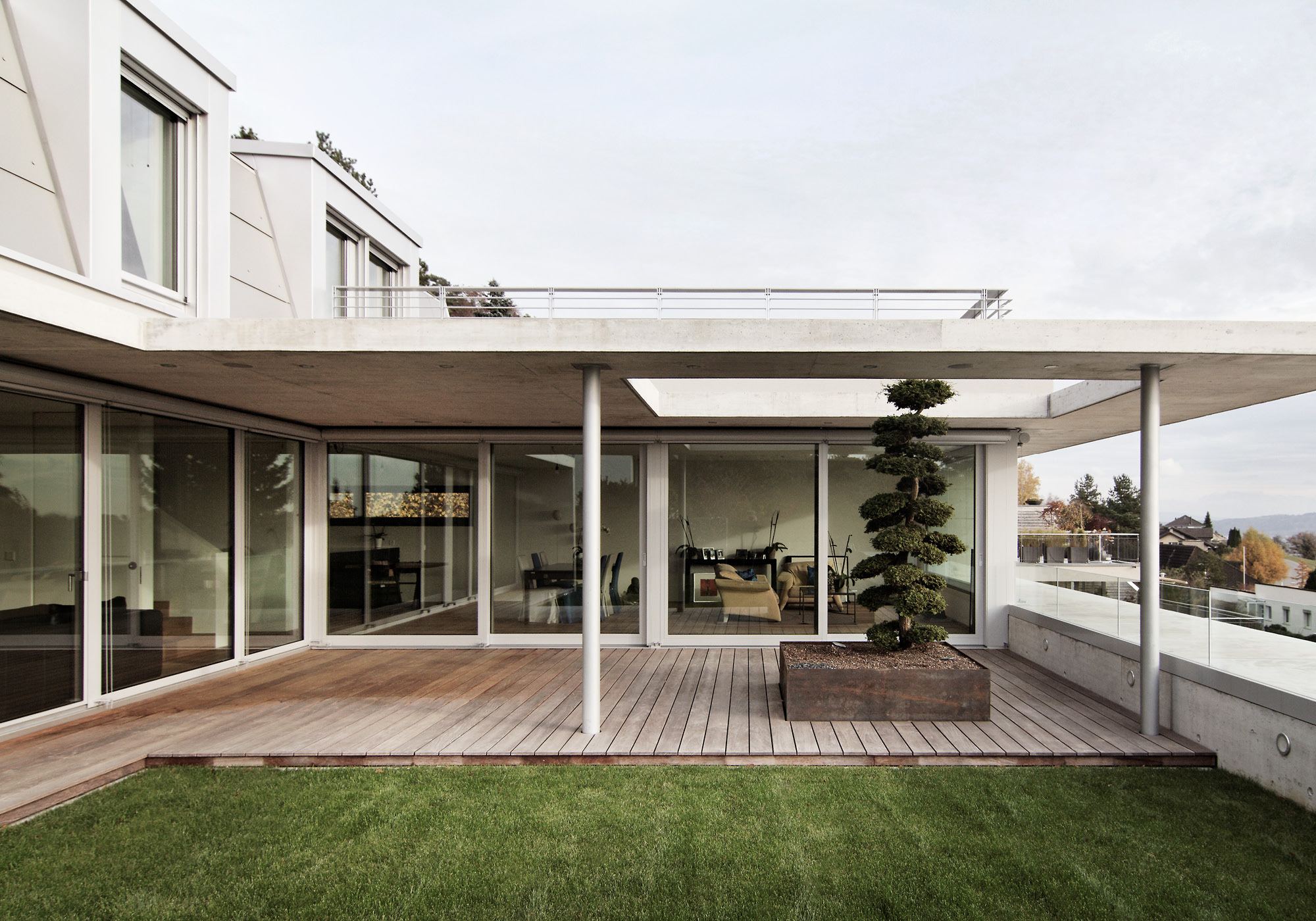 Timber terrace with topiary under the canopy – Single-family house in Boppelsen