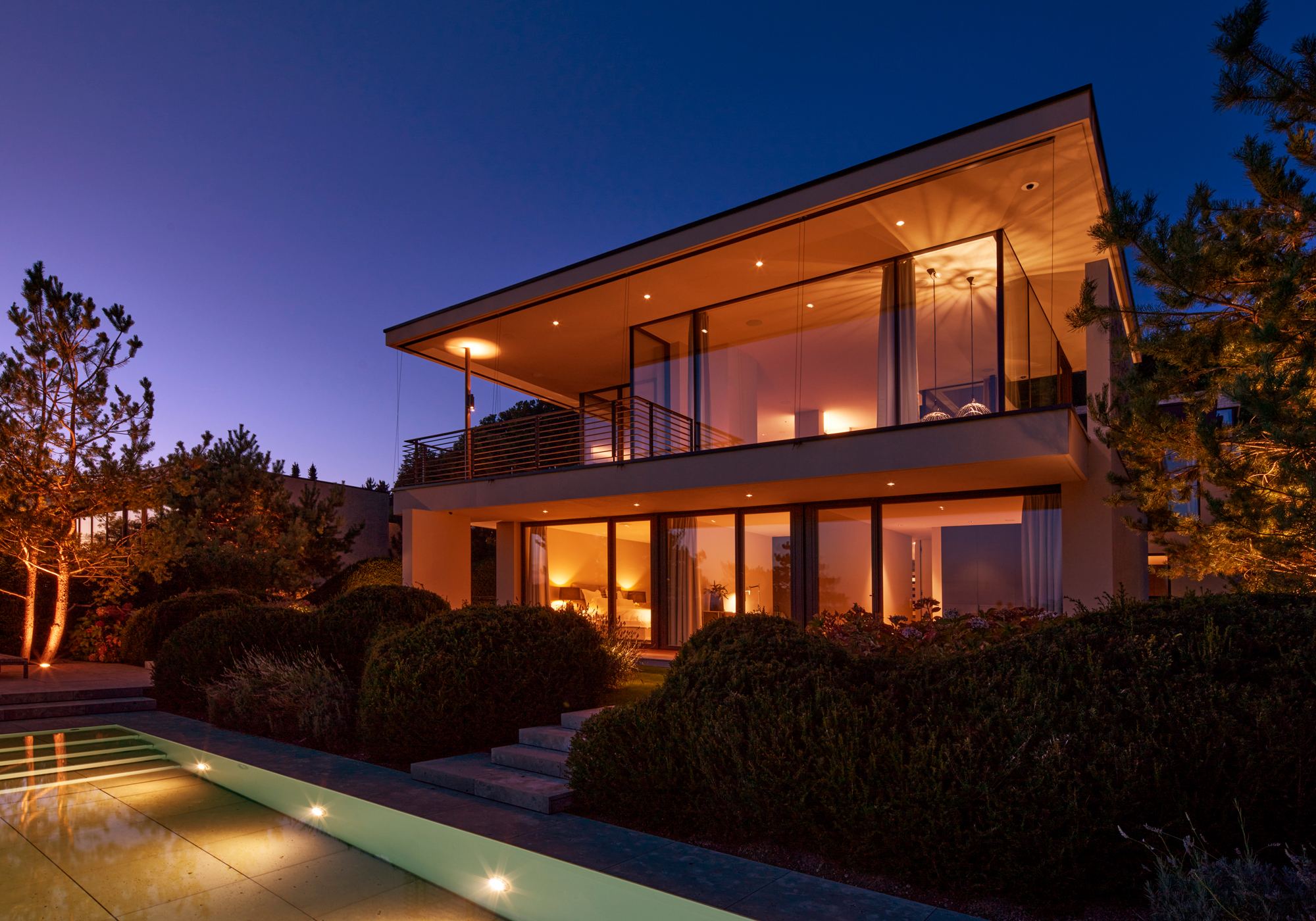 Garden facade with pool at dusk – Single-family house in Uitikon