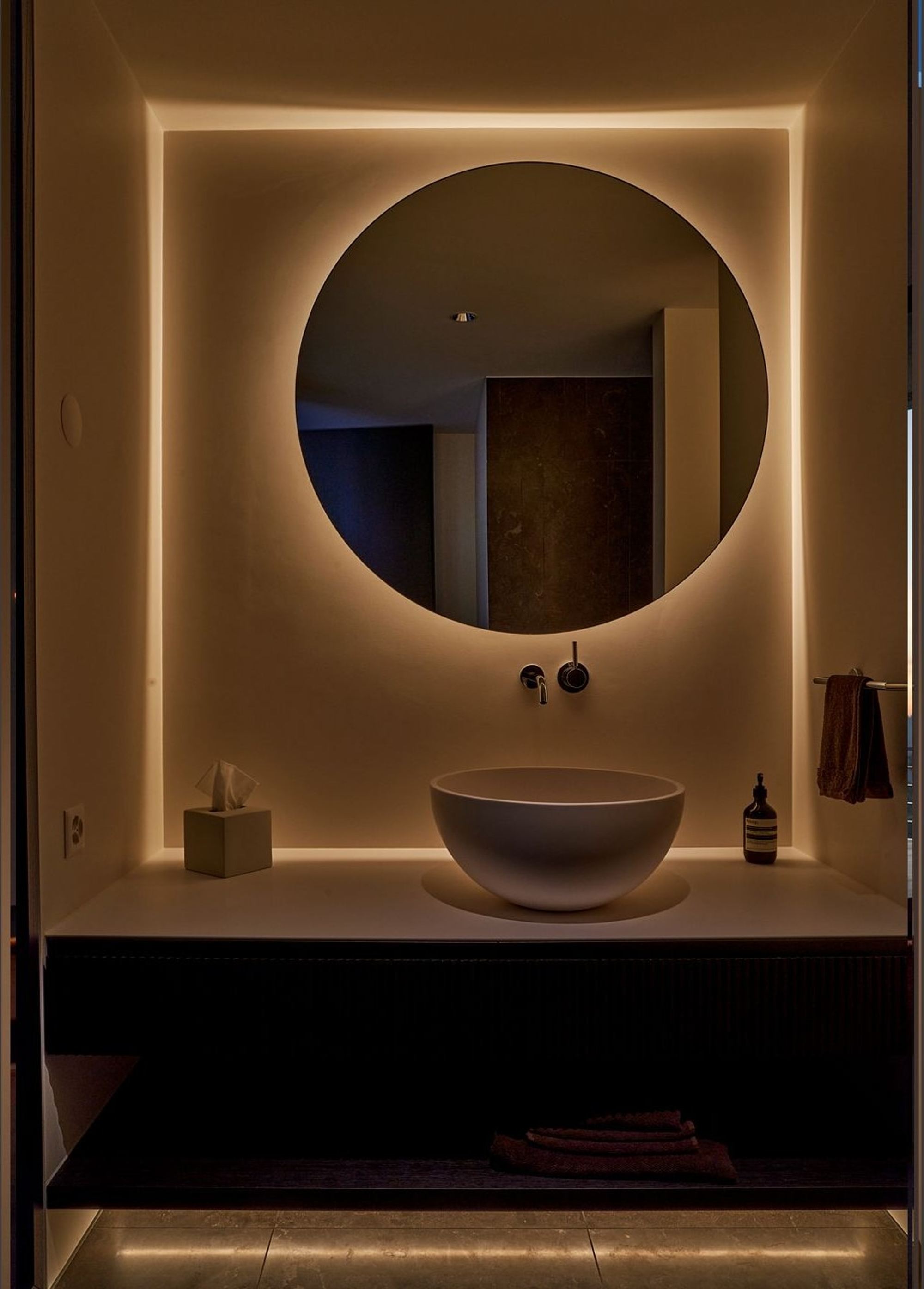 Guest WC with round backlit mirror – Single-family house in Uitikon