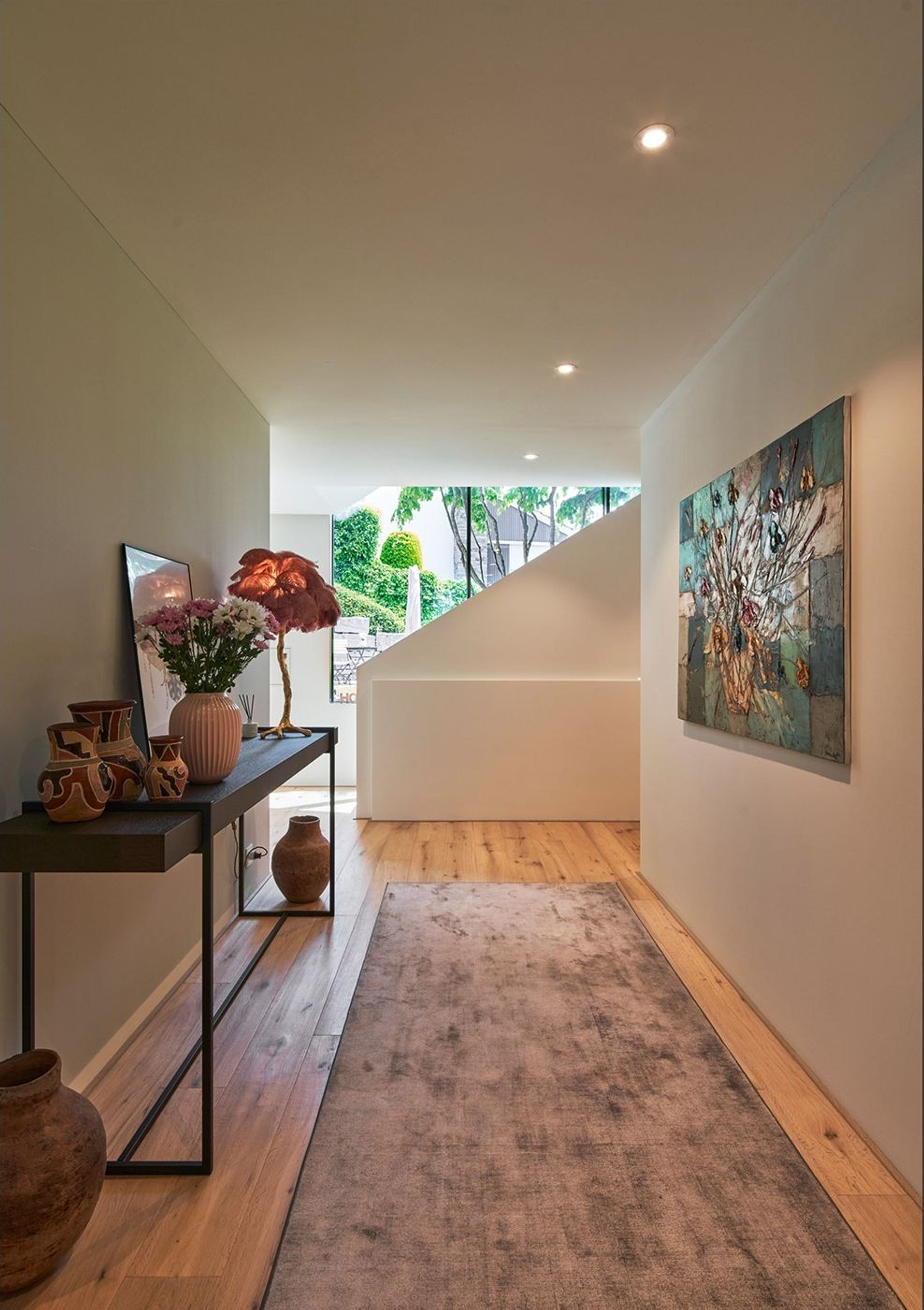 Hallway with console, runner and artwork – Single-family house in Herrliberg