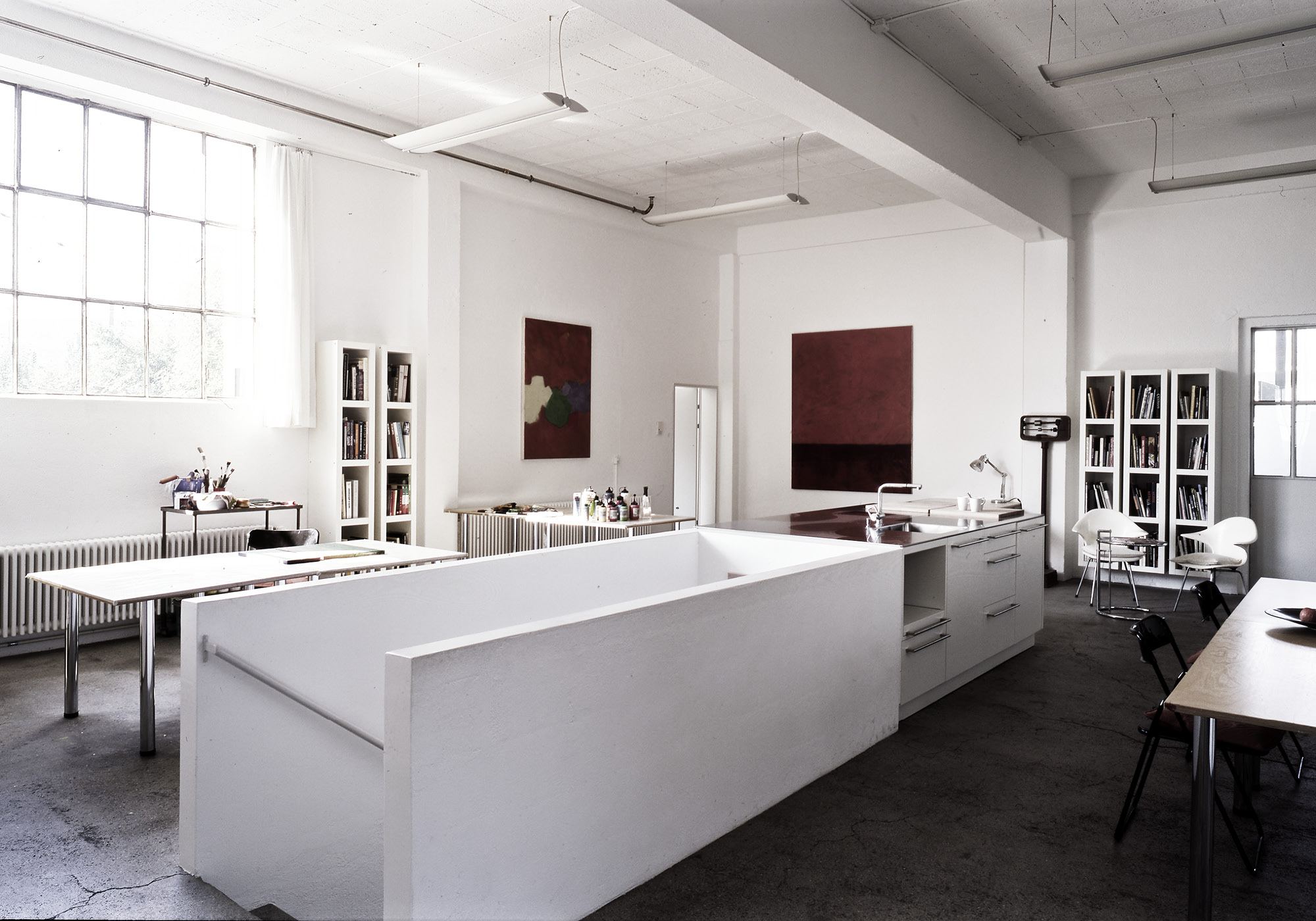 Loft with white kitchen and art – Single-family house in Dietikon