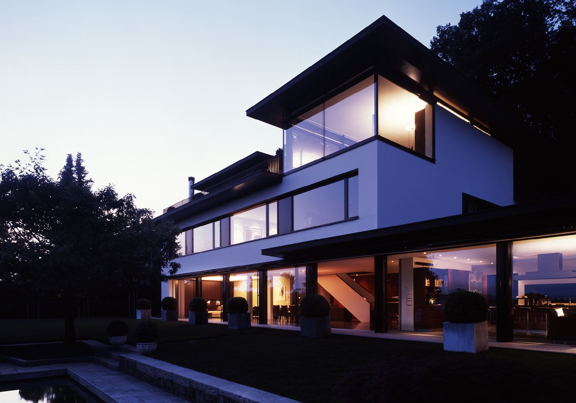Illuminated house at dusk – Single-family house in Uitikon