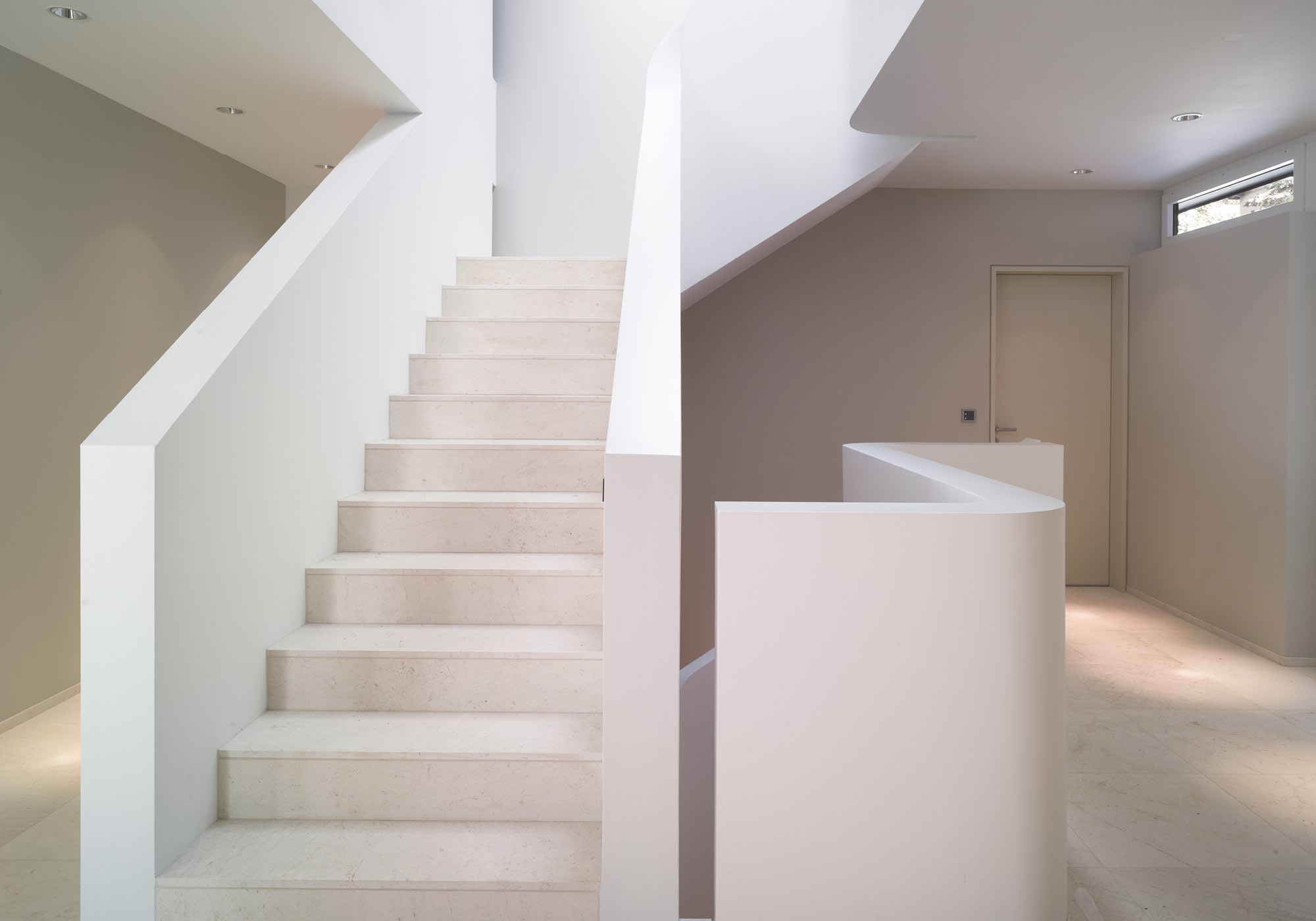 White staircase with light stone treads – Single-family house in Uitikon