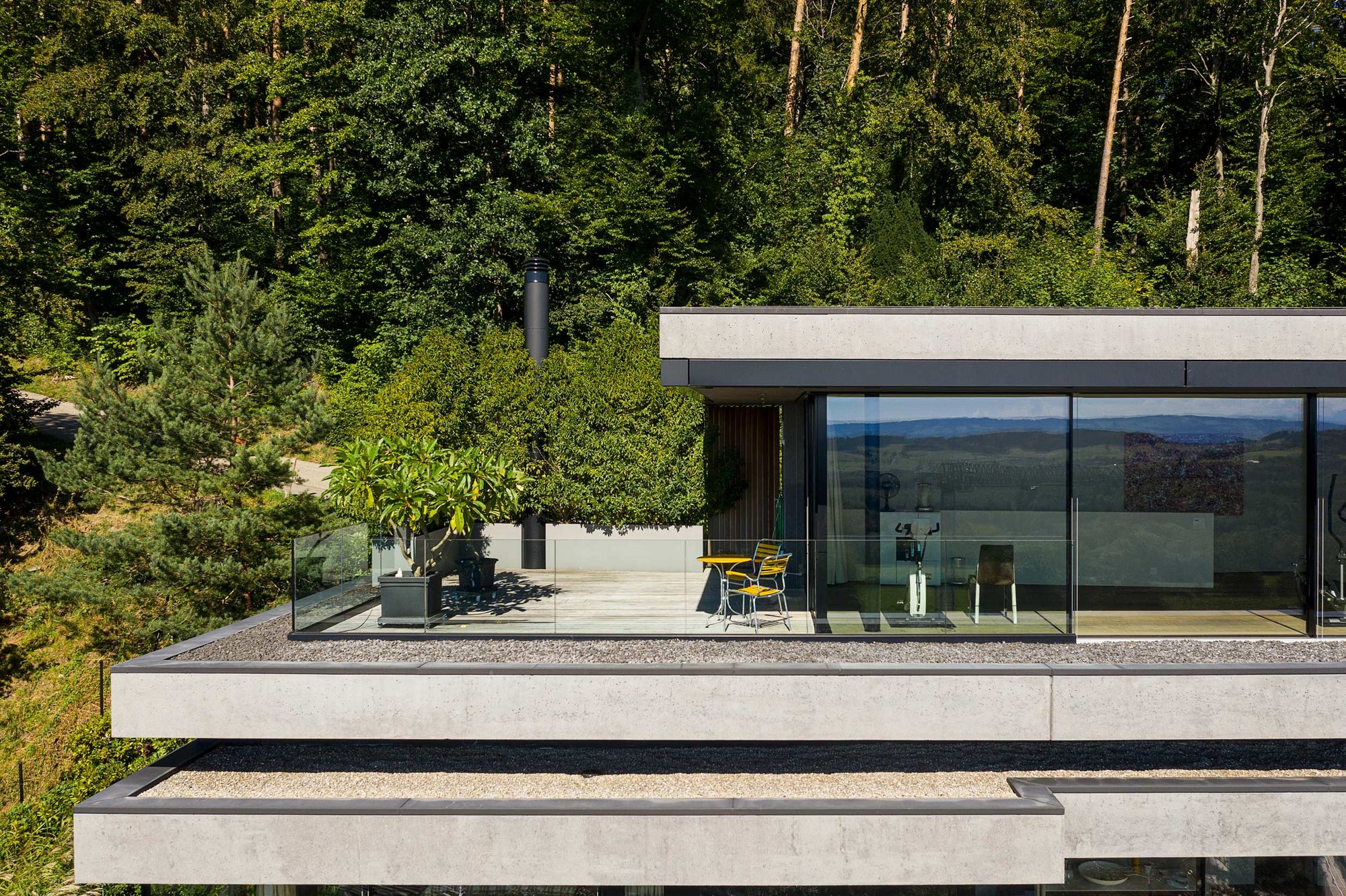 Terrace with glass balustrade above the woods – Single-family house in Uitikon