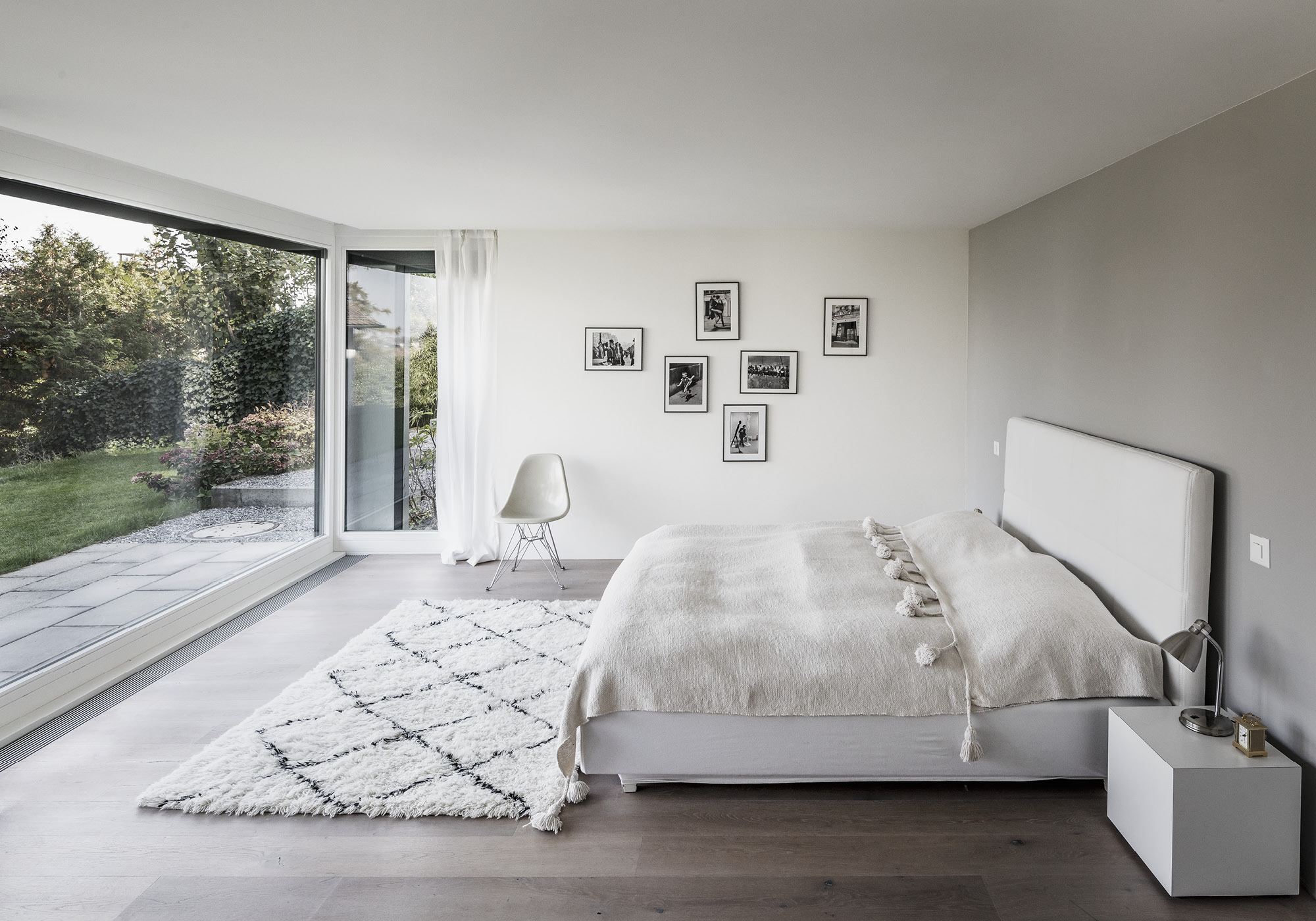 Bedroom with window front to the garden – Interiors and landscape, Kilchberg