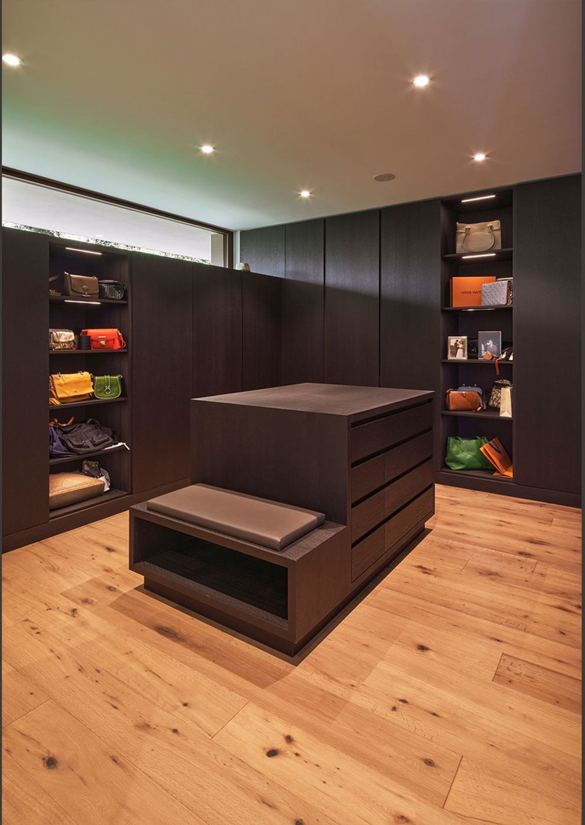 Walk-in wardrobe with central island and shelving – Single-family house in Herrliberg