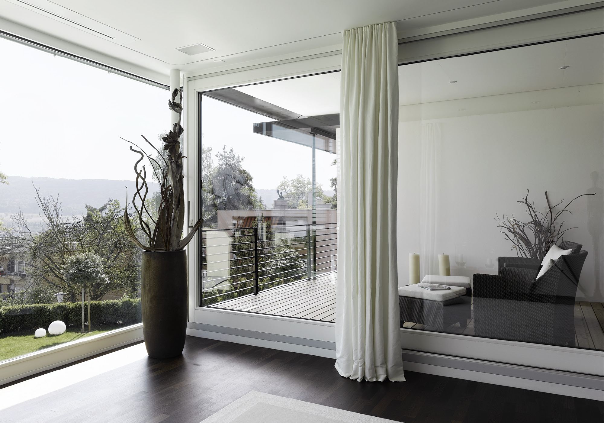 Floor-to-ceiling glass front with curtain and balcony – Single-family house in Geroldswil