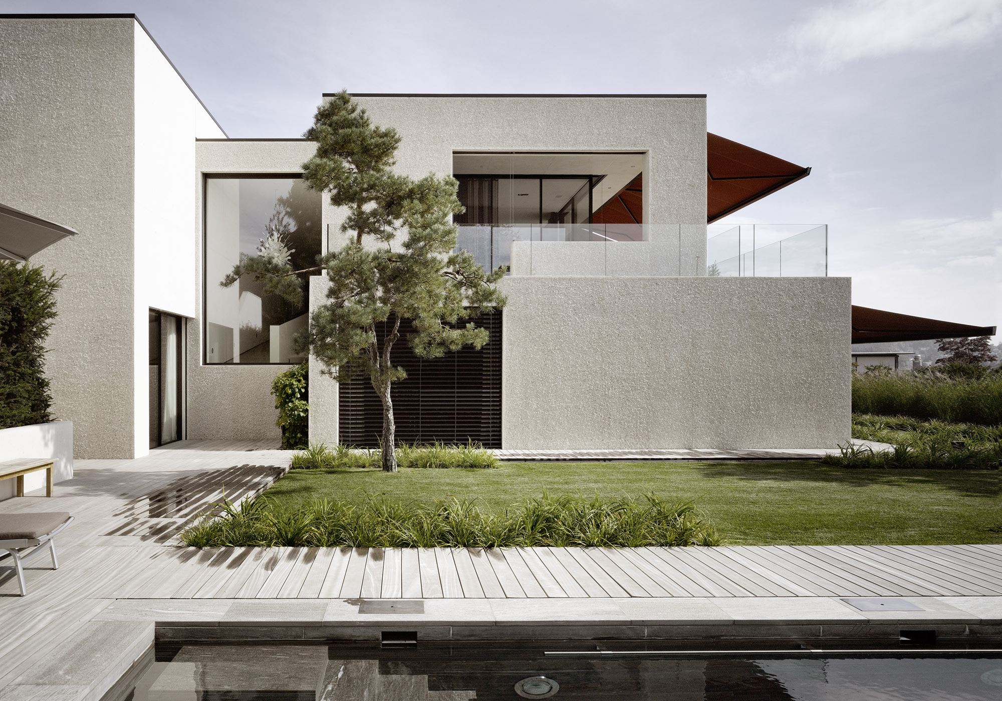 Cubic house with pine tree and water basin – Single-family house in Uitikon