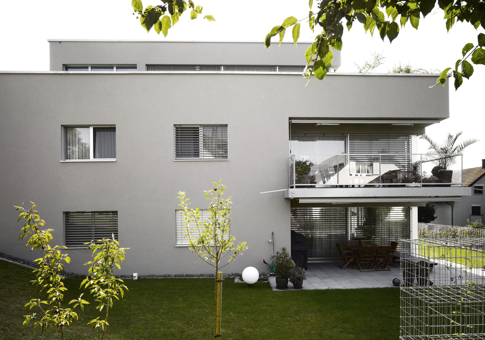 Grey facade with balcony and garden – Apartment building in Mellingen