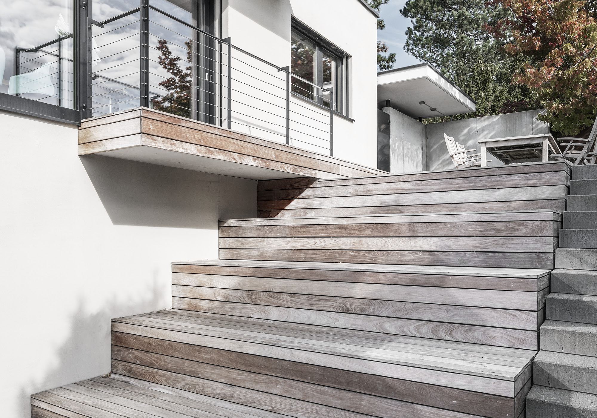 Wide timber seating steps below the balcony – Single-family house in Uitikon