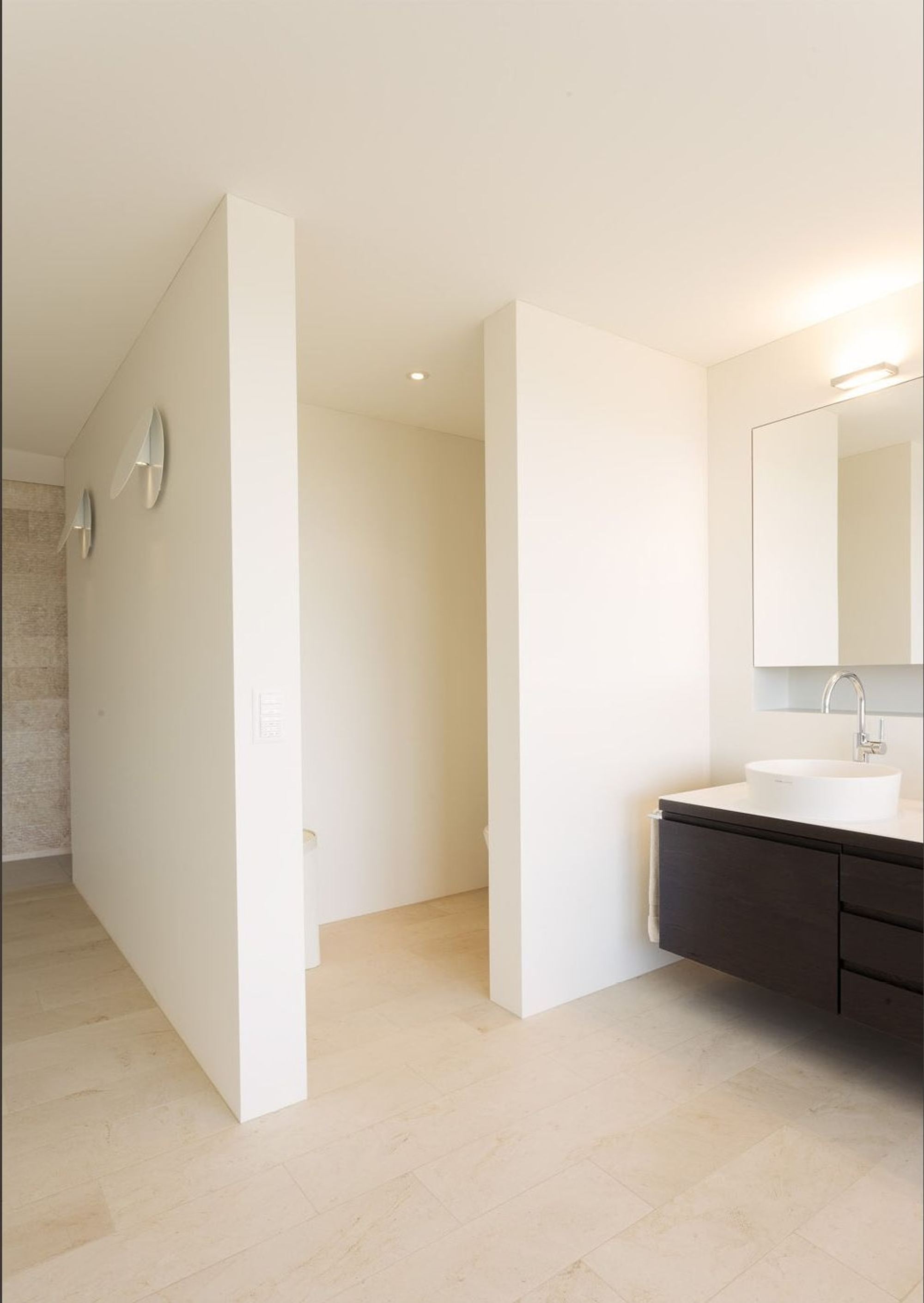 Passage to the bathroom with washbasin – Single-family house in Uitikon
