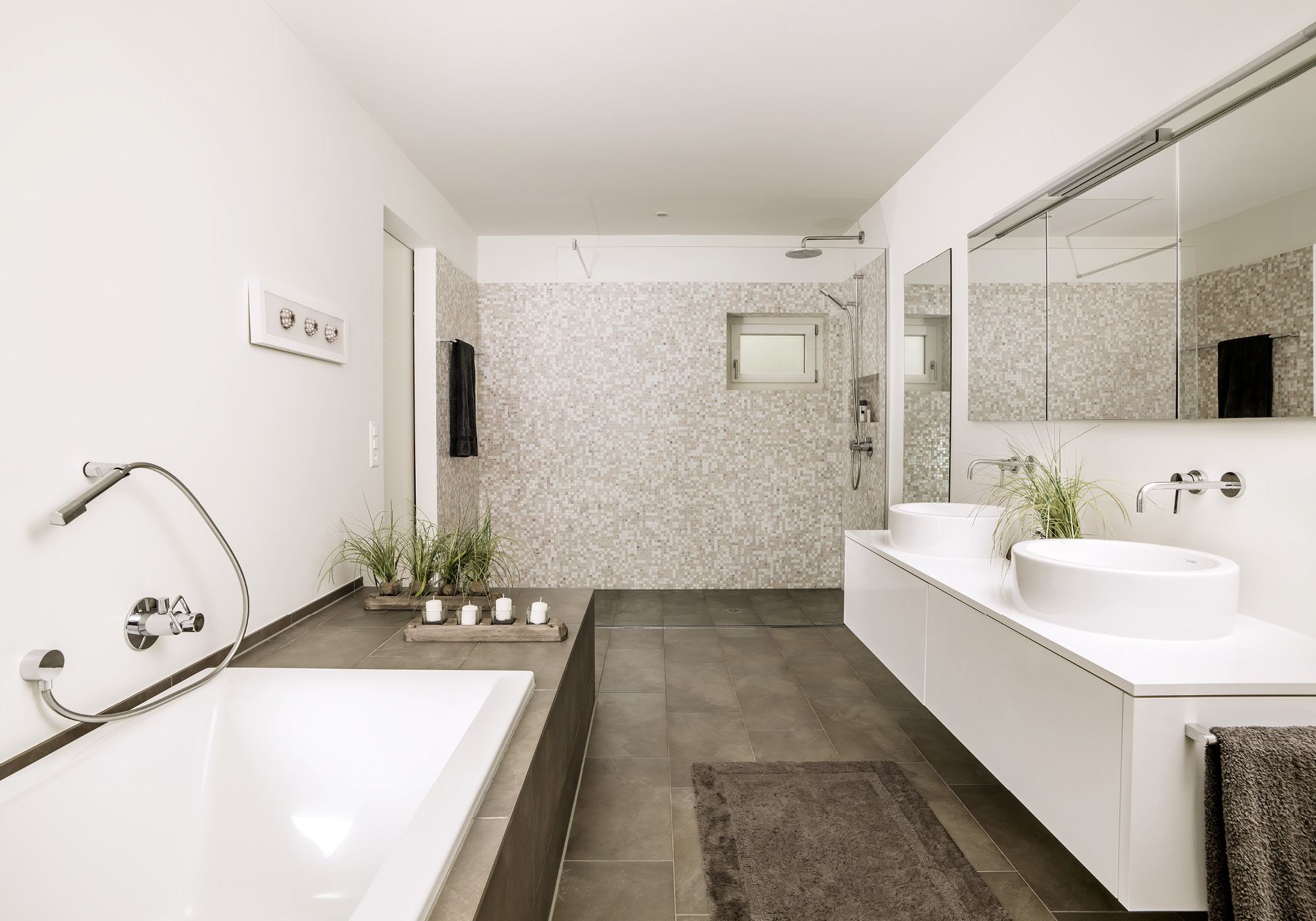 Bathroom with built-in bath and mosaic wall – Single-family house in Uitikon
