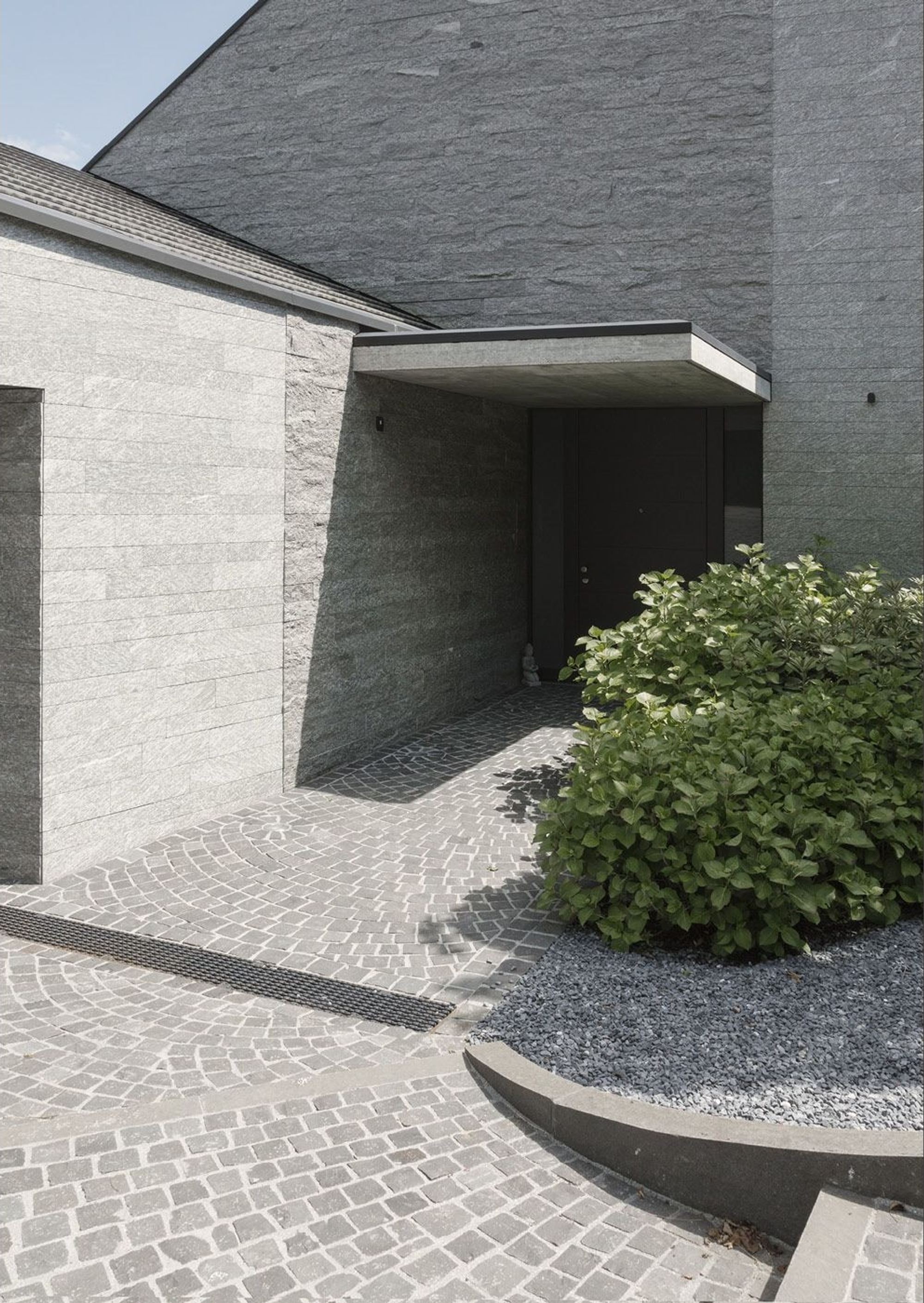 Entrance with natural stone facade and paving – Single-family house in Neerach