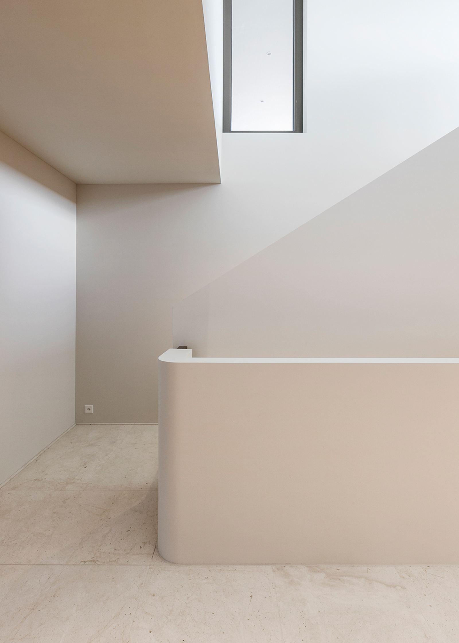 Bright stairwell with parapet