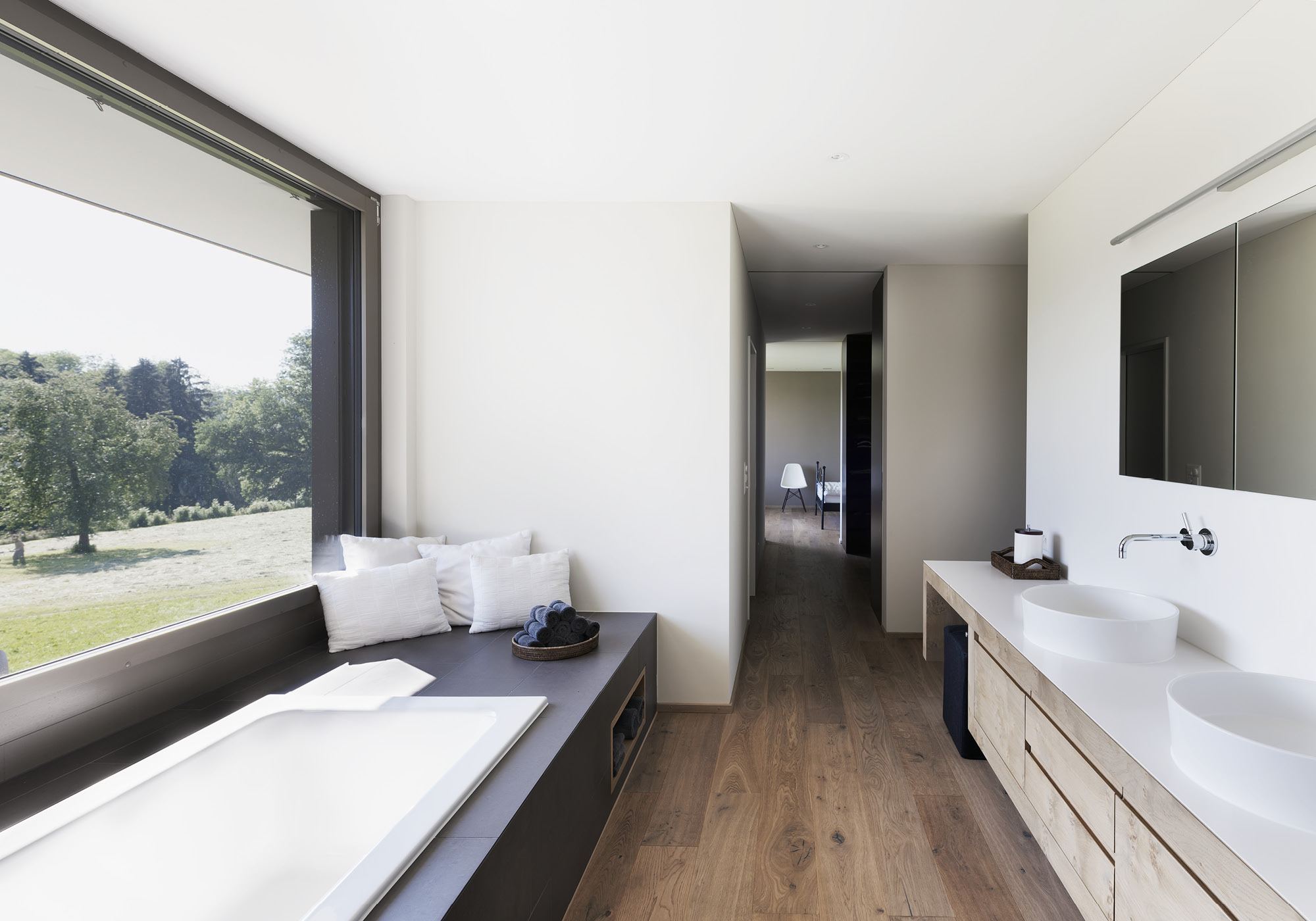 Bathroom with bathtub by the panoramic window – Single-family house in Grüningen