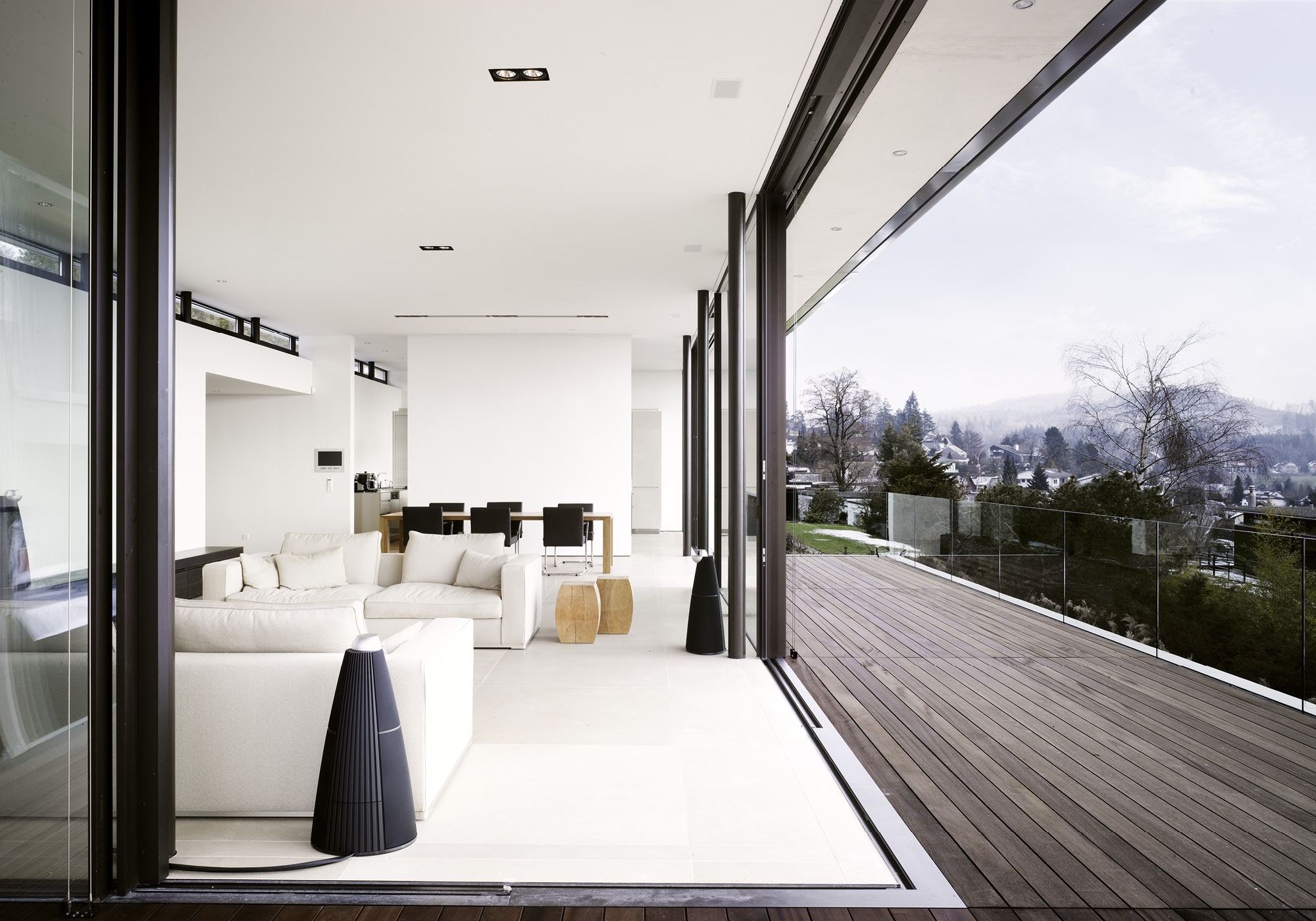 Living space with white sofa and timber terrace – Single-family house in Uitikon