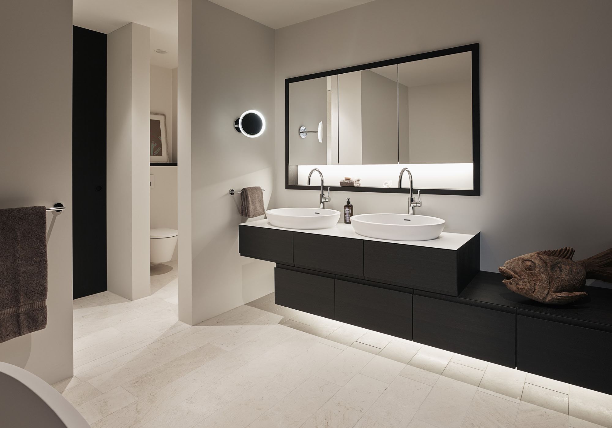 Bathroom with double washbasin and illuminated mirror – Single-family house in Uitikon