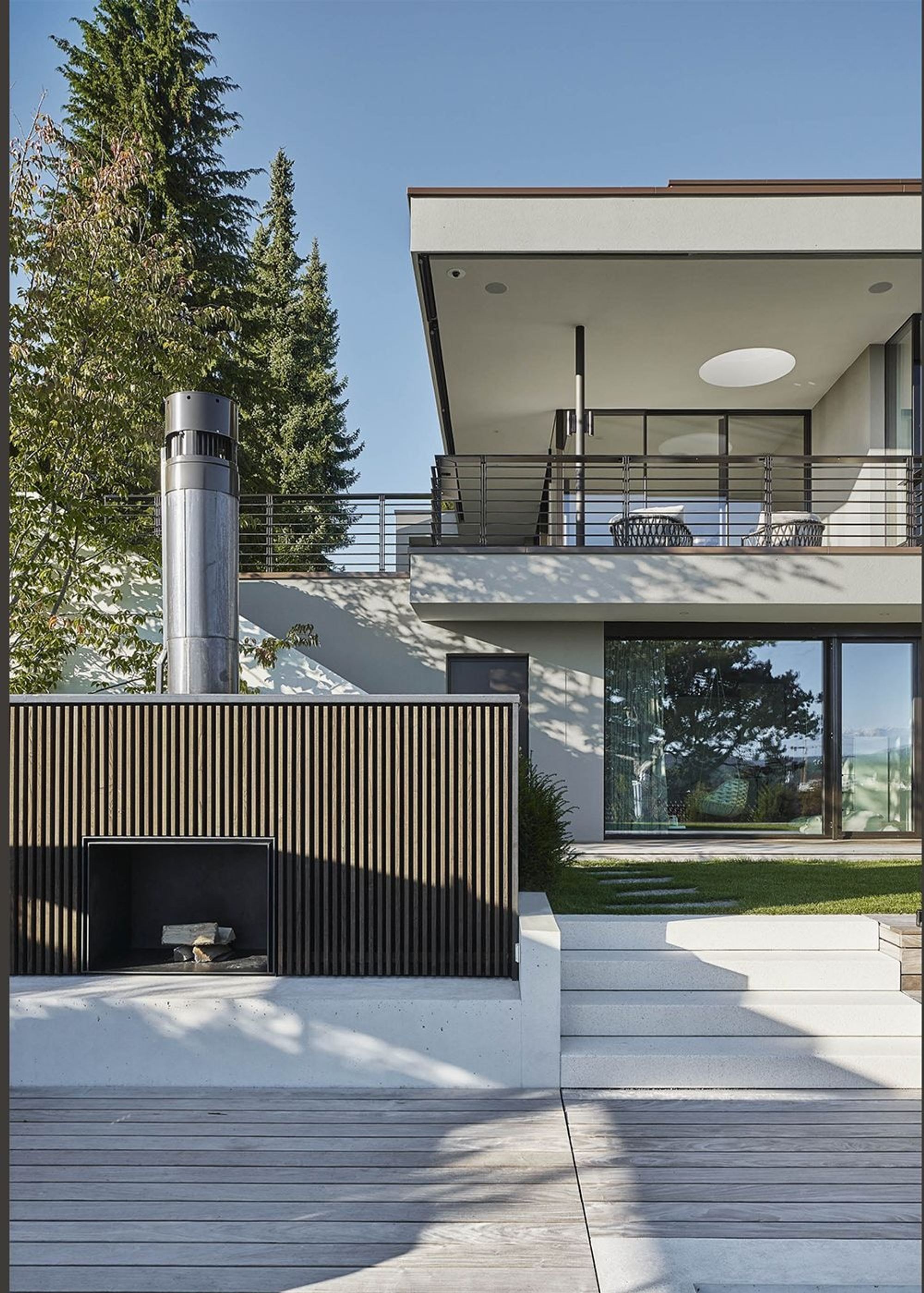 Garden side with outdoor stairs and timber cladding – Single-family house in Uitikon