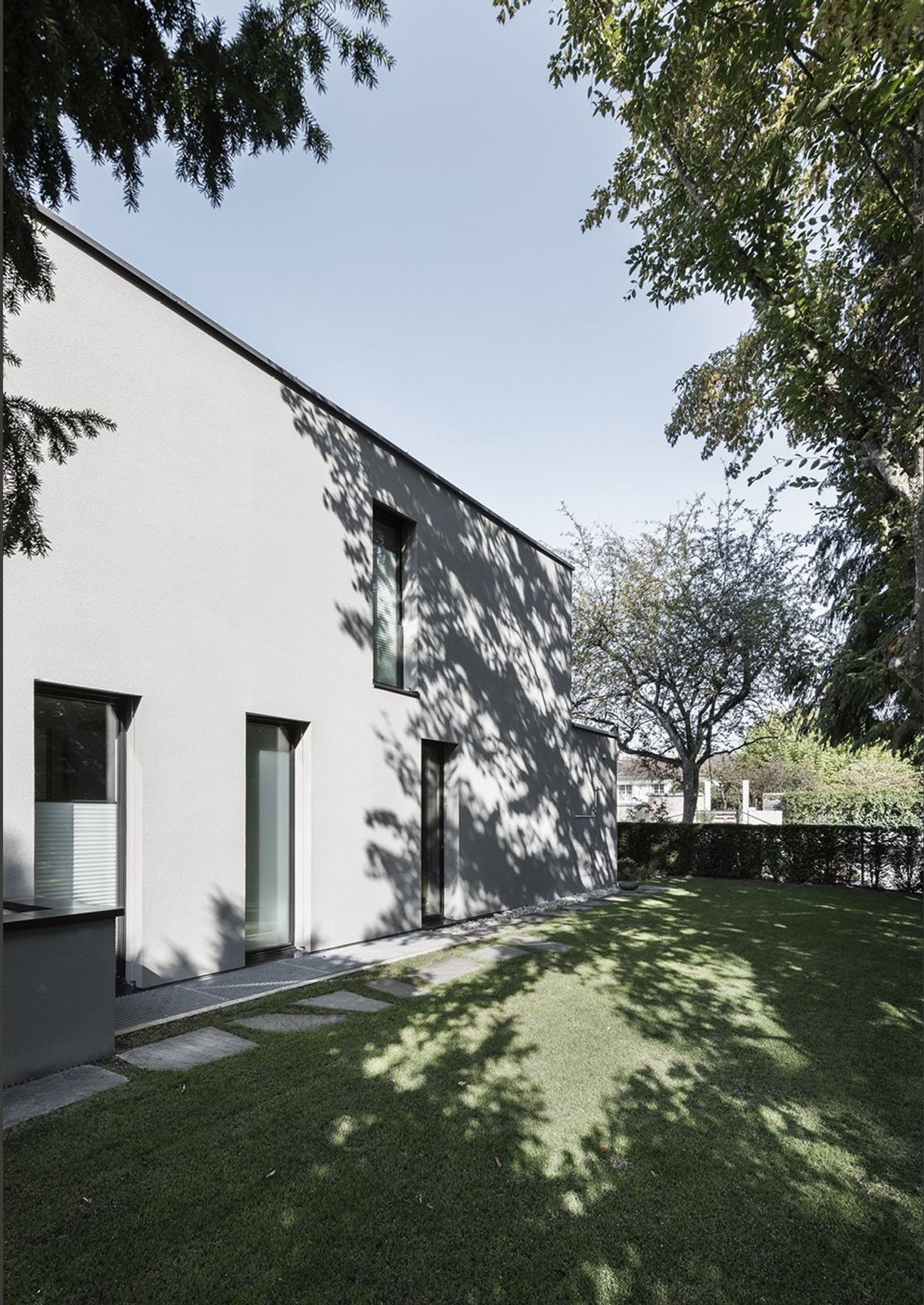 Side facade with lawn and tree shade – Single-family house in Küsnacht