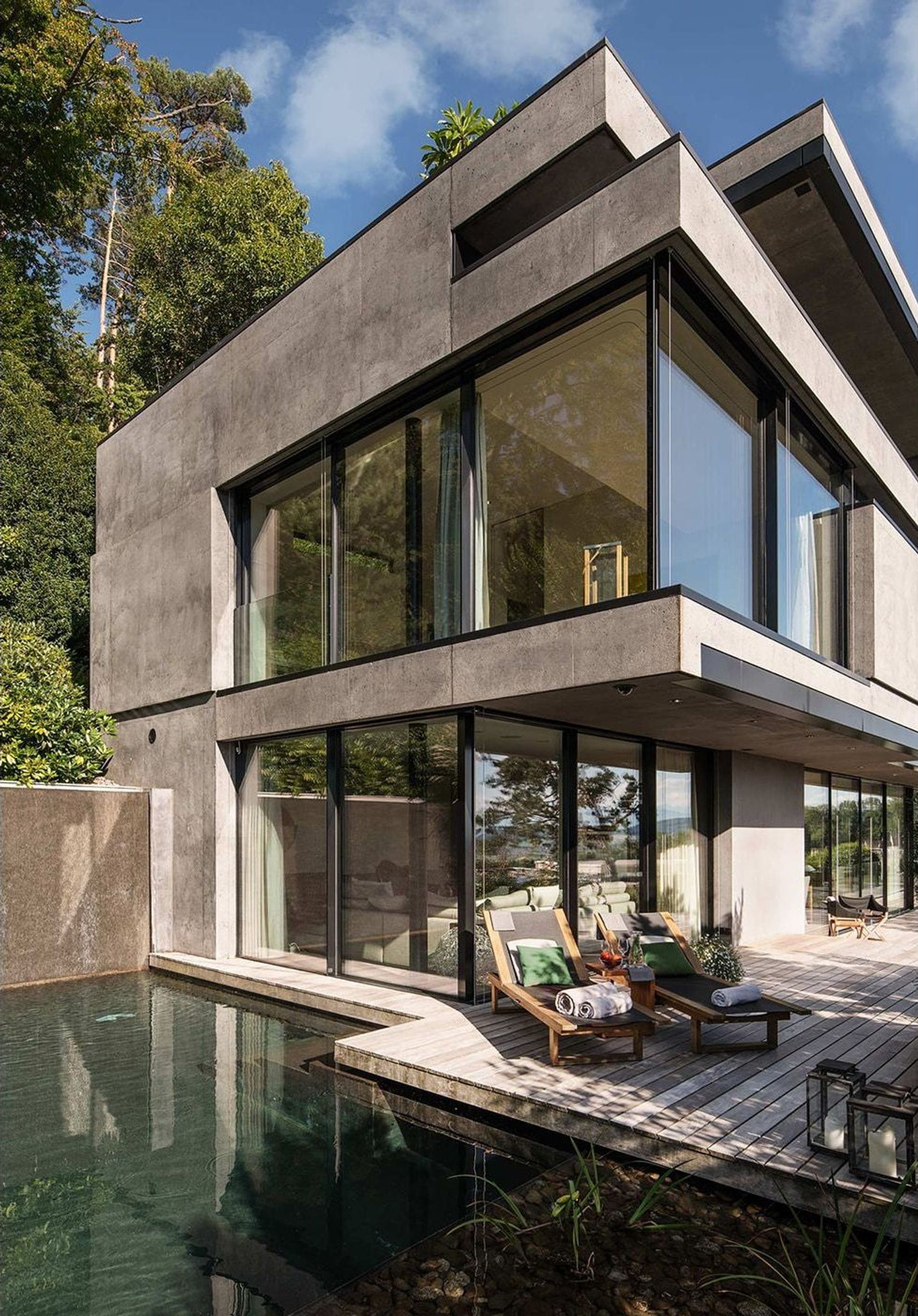 Exposed concrete corner with water basin – Single-family house in Uitikon