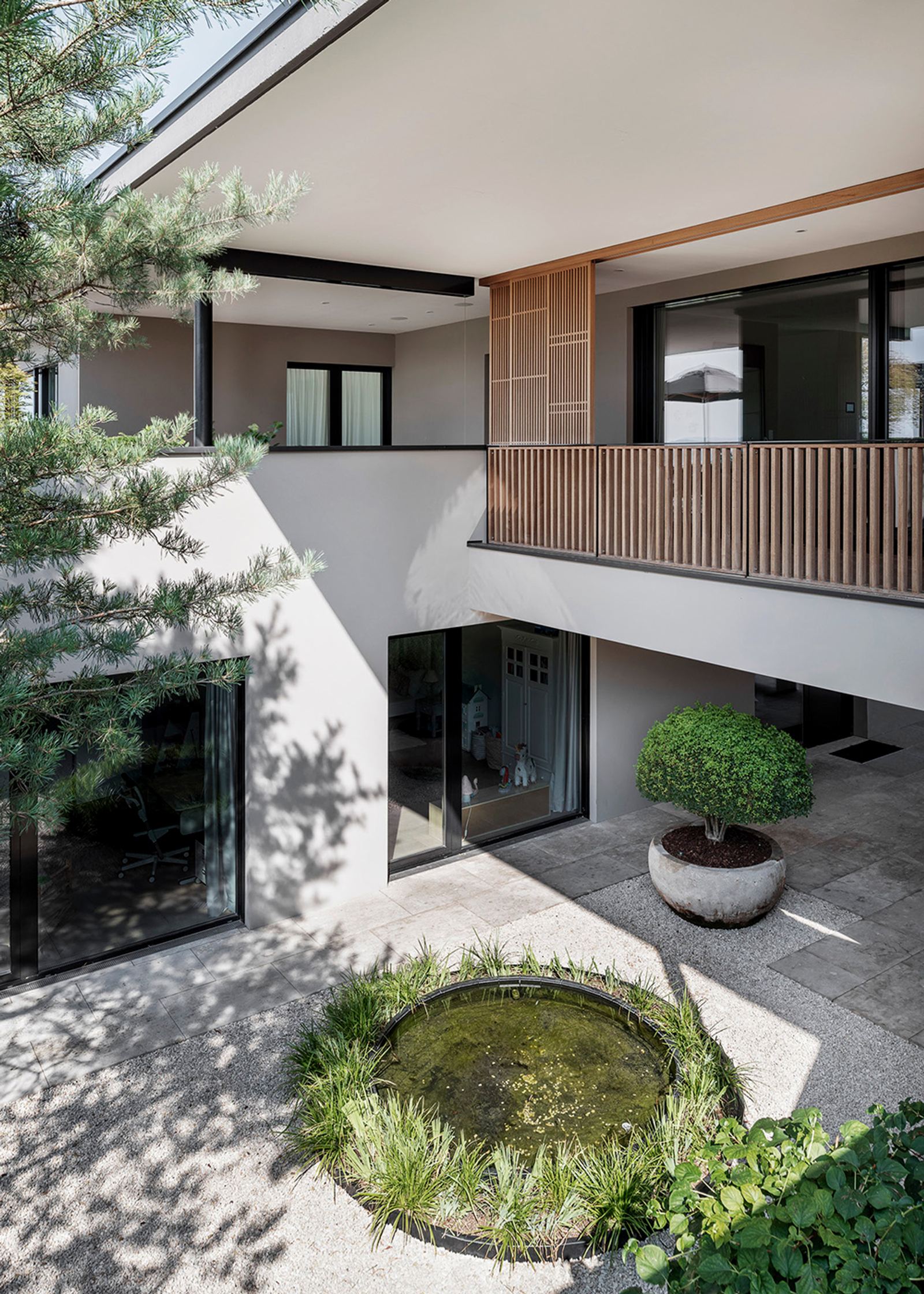 Round water basin below the timber balcony