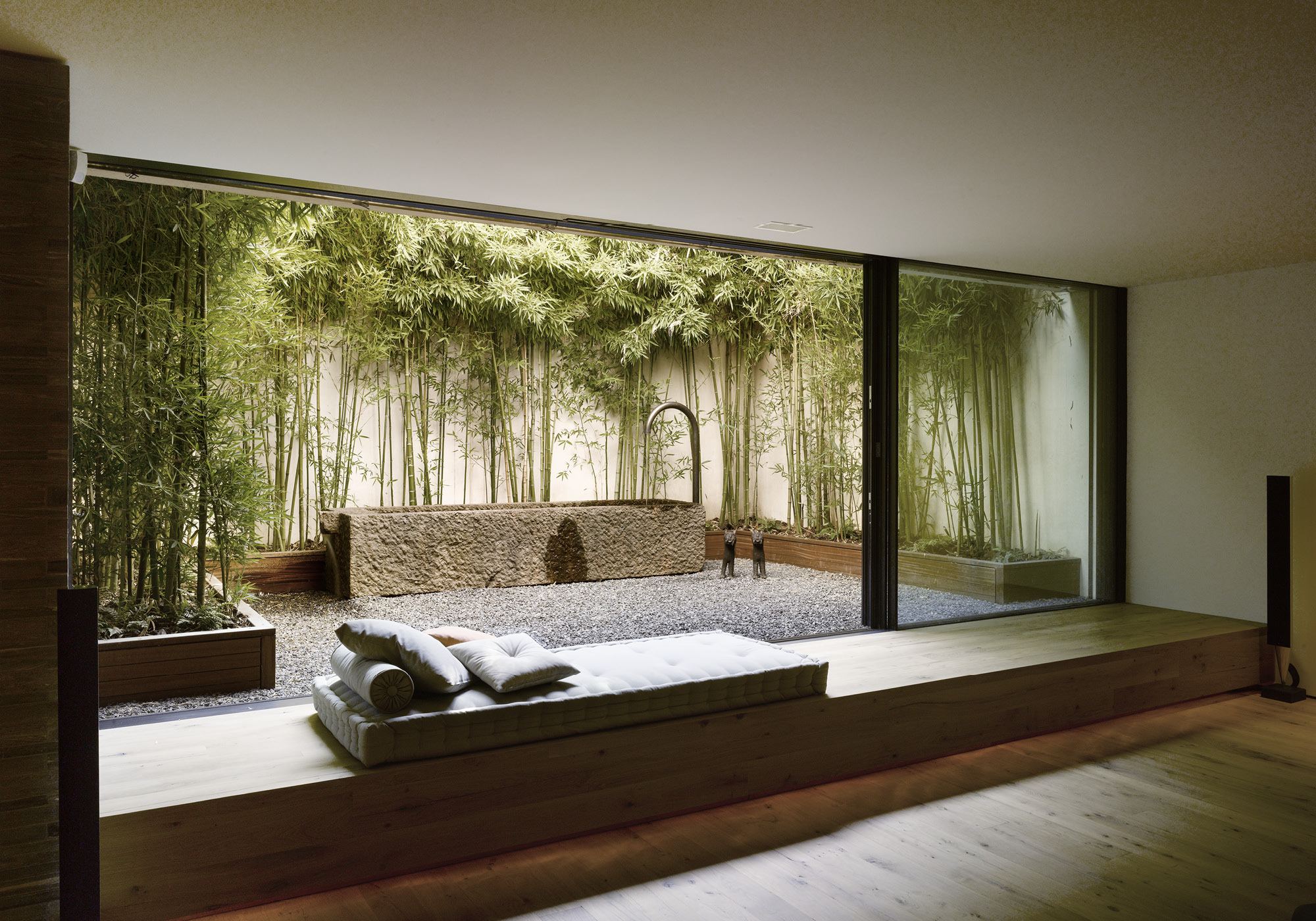 Room with glass front to the bamboo courtyard – Single-family house in Uitikon