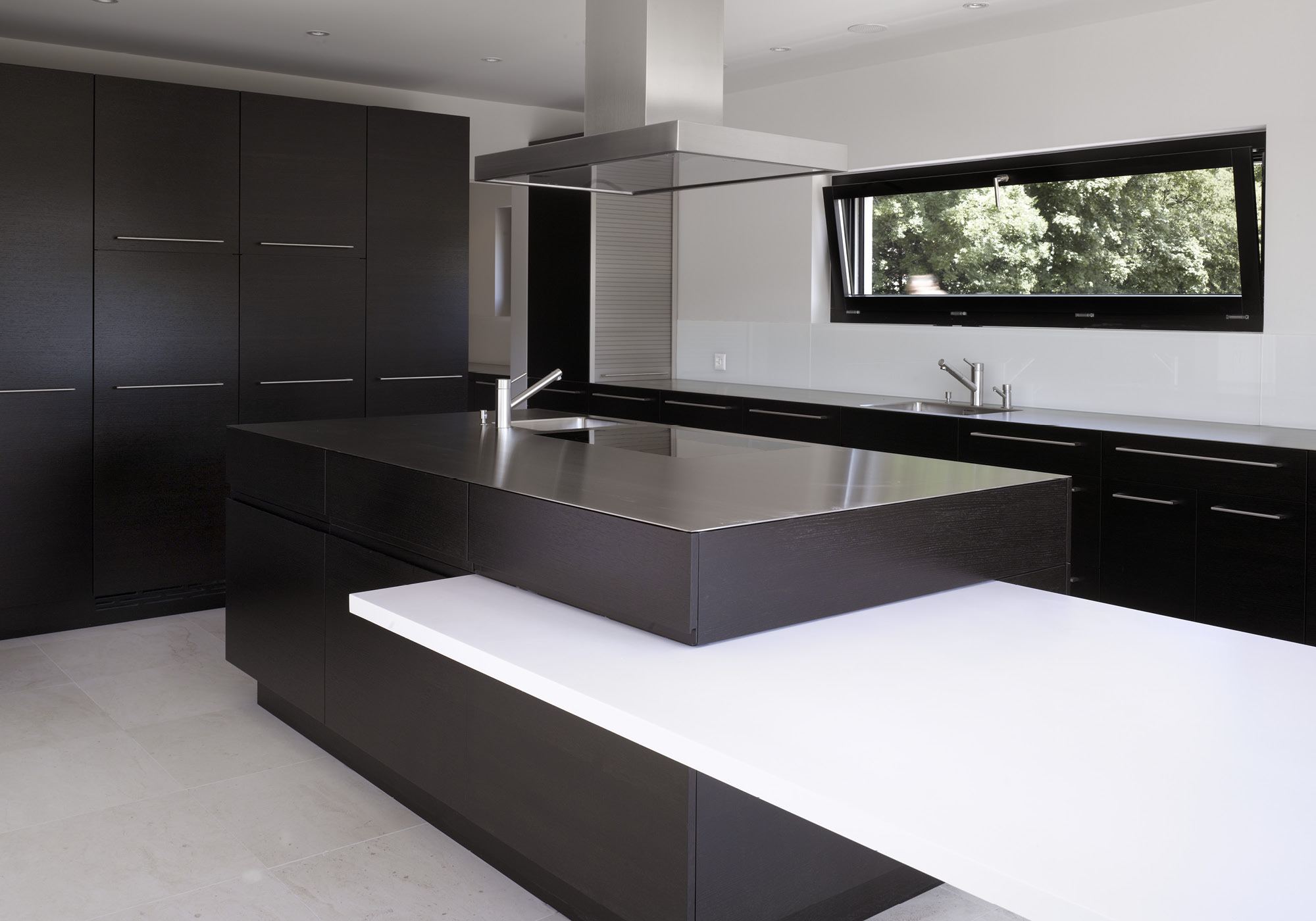 Dark island with white table top – Single-family house in Mülligen