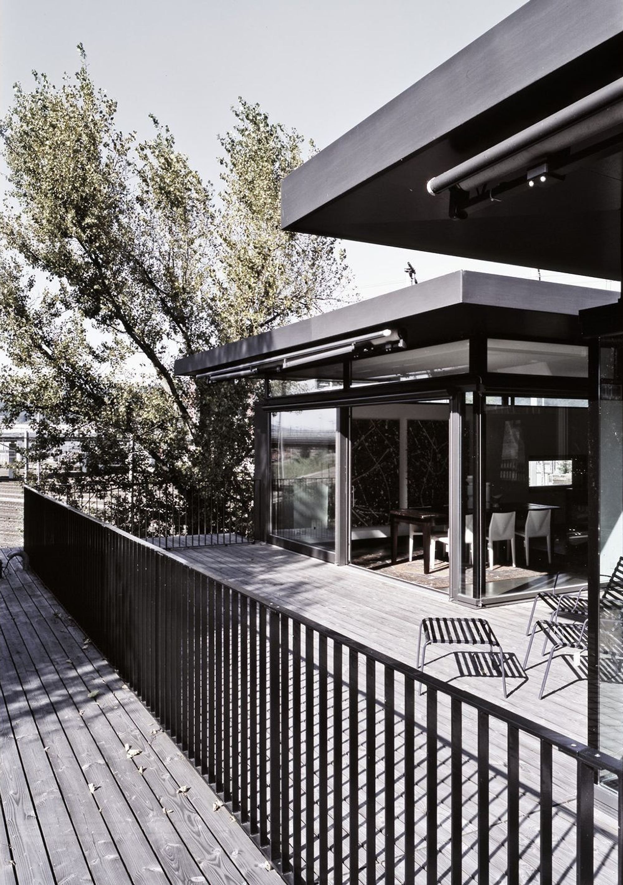 Balcony with steel railing and canopy – Single-family house in Dietikon