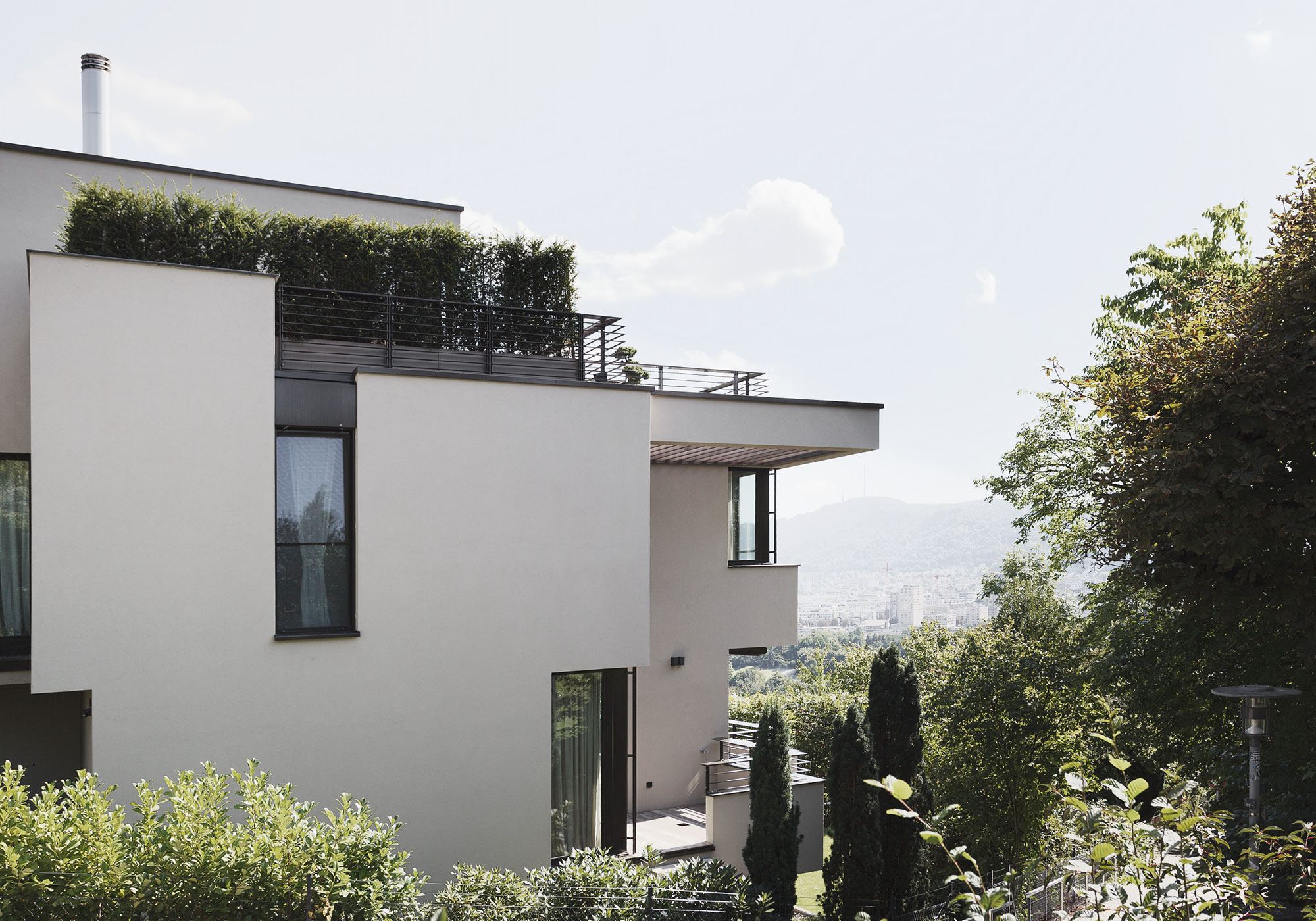 White volumes with roof terrace and planting – Single-family house in Zürich