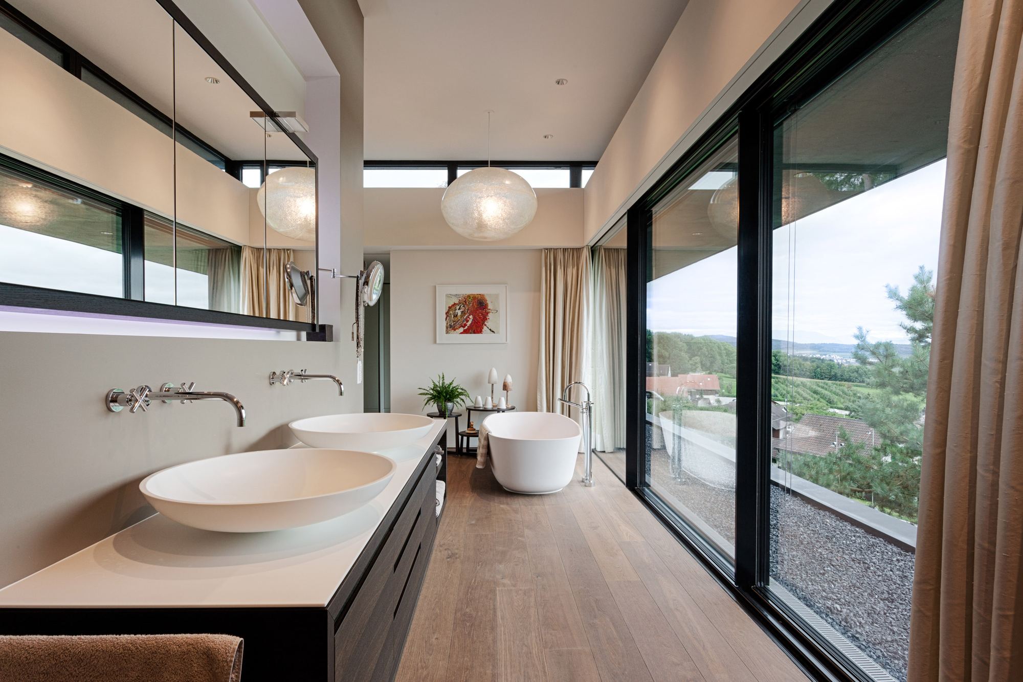 Vanity with two basins by the glass front – Single-family house in Uitikon