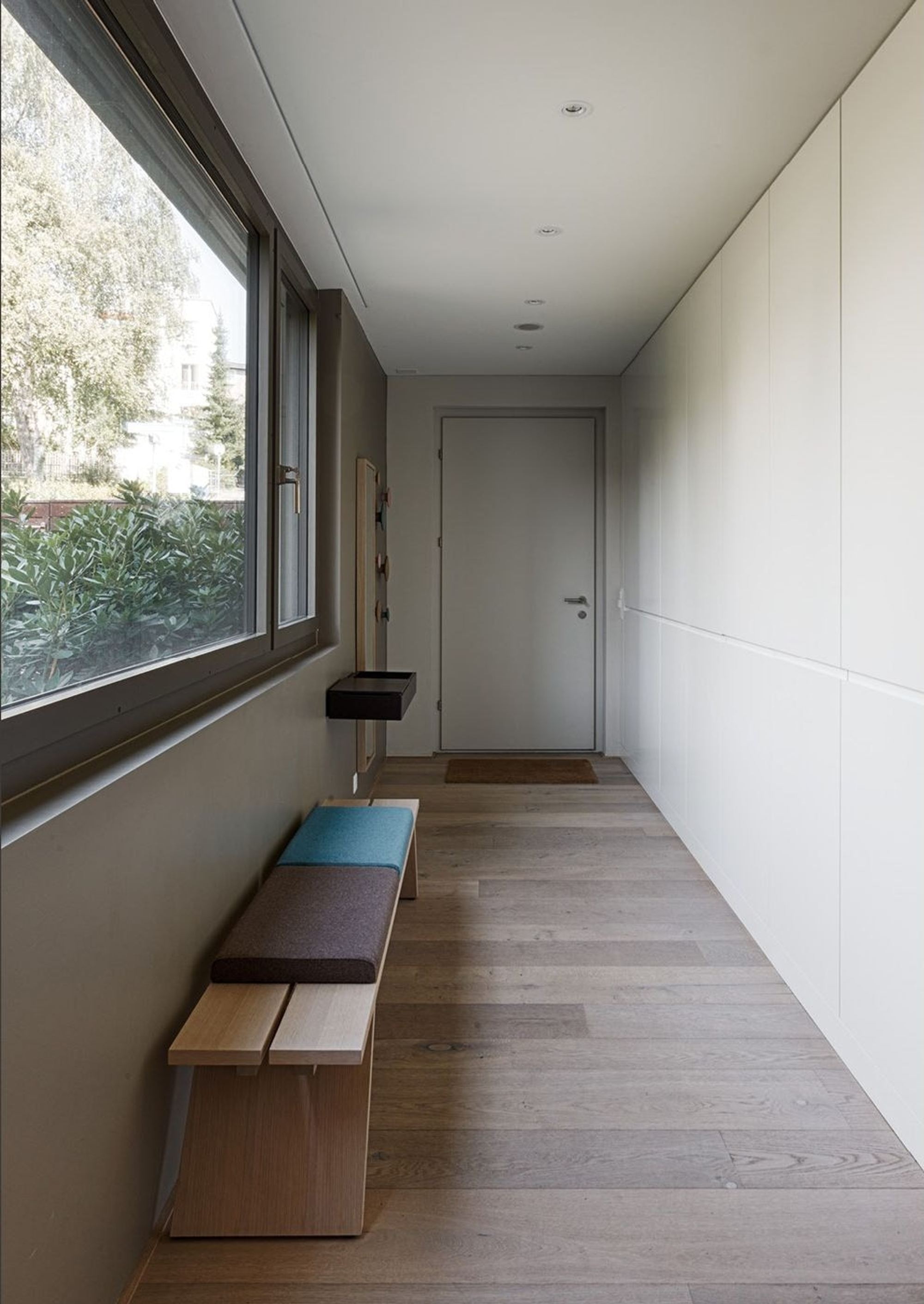 Hallway with bench and ribbon window – Single-family house in Zürich
