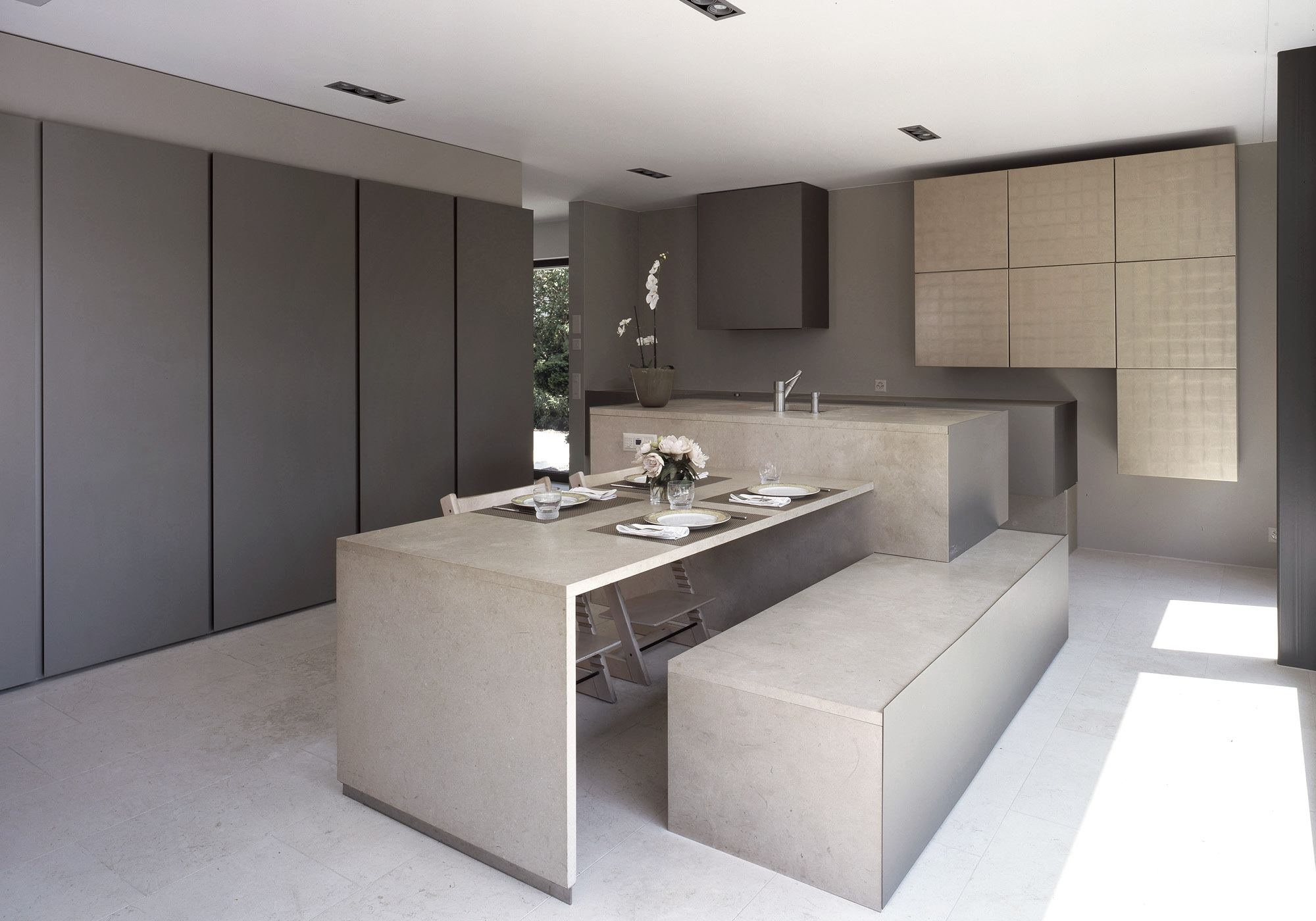 Kitchen with long island and bench – Single-family house in Uitikon